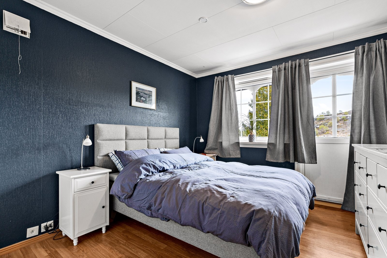 Stort hovedsoverom med god plass til garderobe, dobbeltseng og nattbord. Hovedsoverommet har egen utgang til terrassen som strekker seg til stuen. Galleribilde