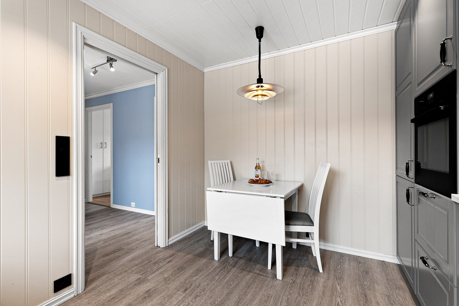 Det er plass til spisegruppe på kjøkkenet. Galleribilde