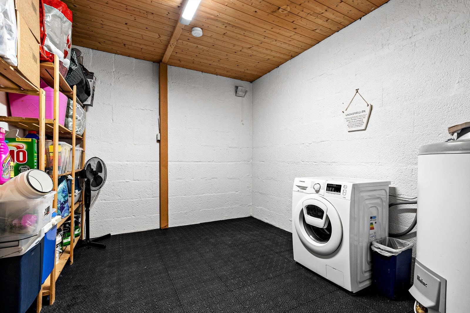 Vaskerom. Rommet har 2 innganger, og kan derfor enkelt deles i to om man vil ha separat bod og vaskerom. Galleribilde