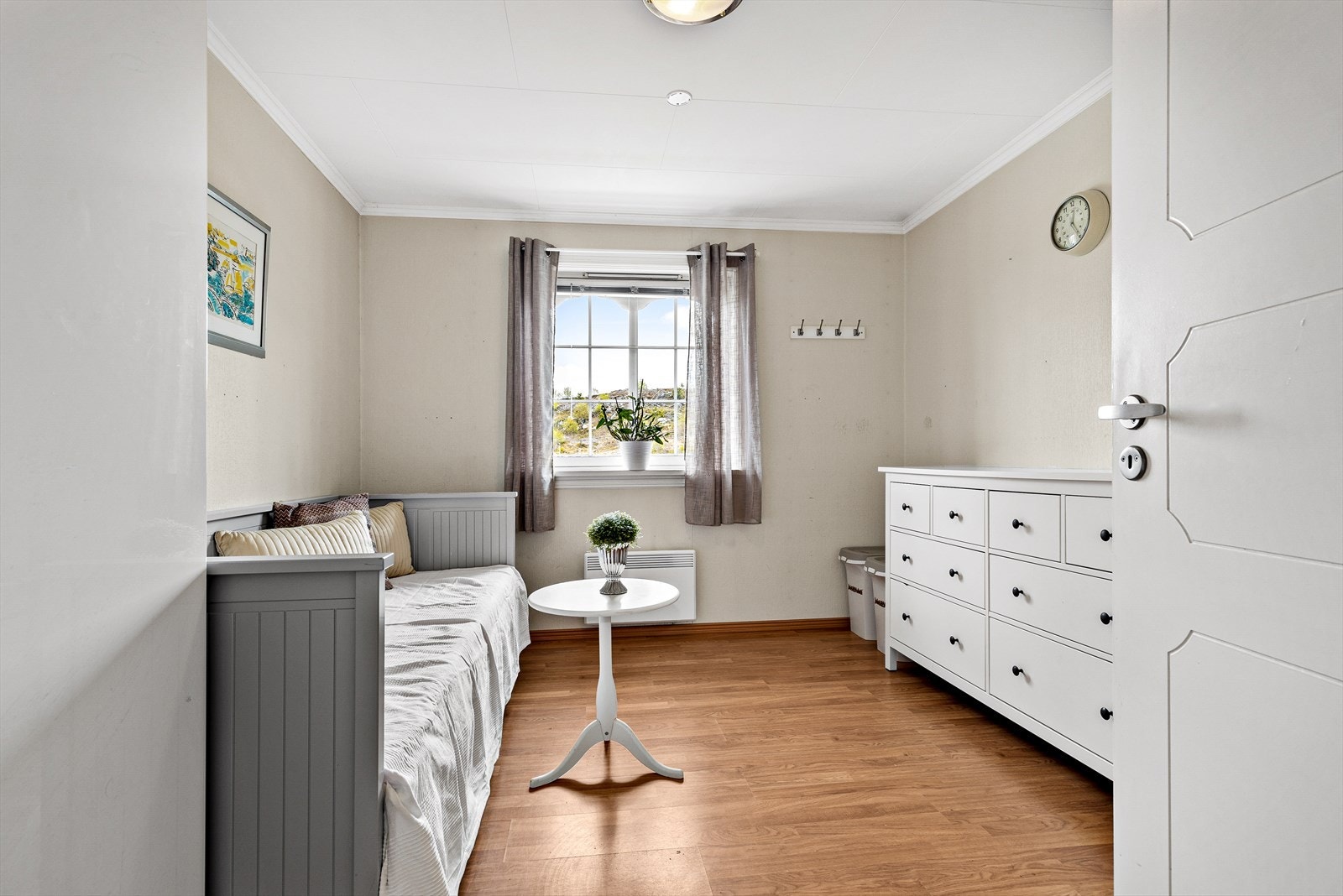 Soverom 2 av god størrelse med plass til seng, garderobe og skrivebord. Galleribilde
