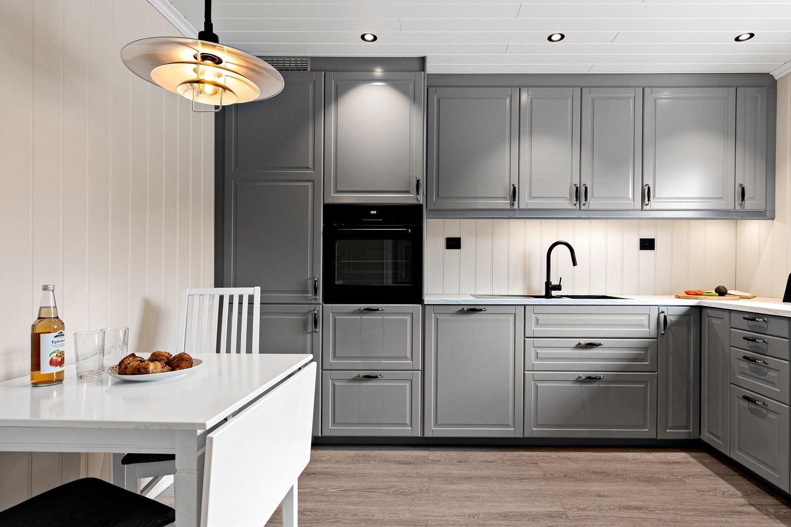 Delikat kjøkken fra 2020 med innredning fra IKEA. Profilerte fronter og laminat benkeplate med stålbeslag og vaskekum. Galleribilde