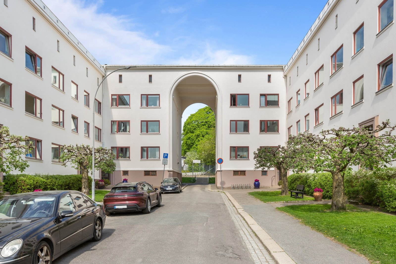 Tønsberggata 1 ble tegnet av den anerkjente arkitekten Victor Schaulund og stod ferdig i 1932. Victor Schaulund var kjent for mange større komplekser i klassisistisk og funksjonalistisk utforming. Galleribilde