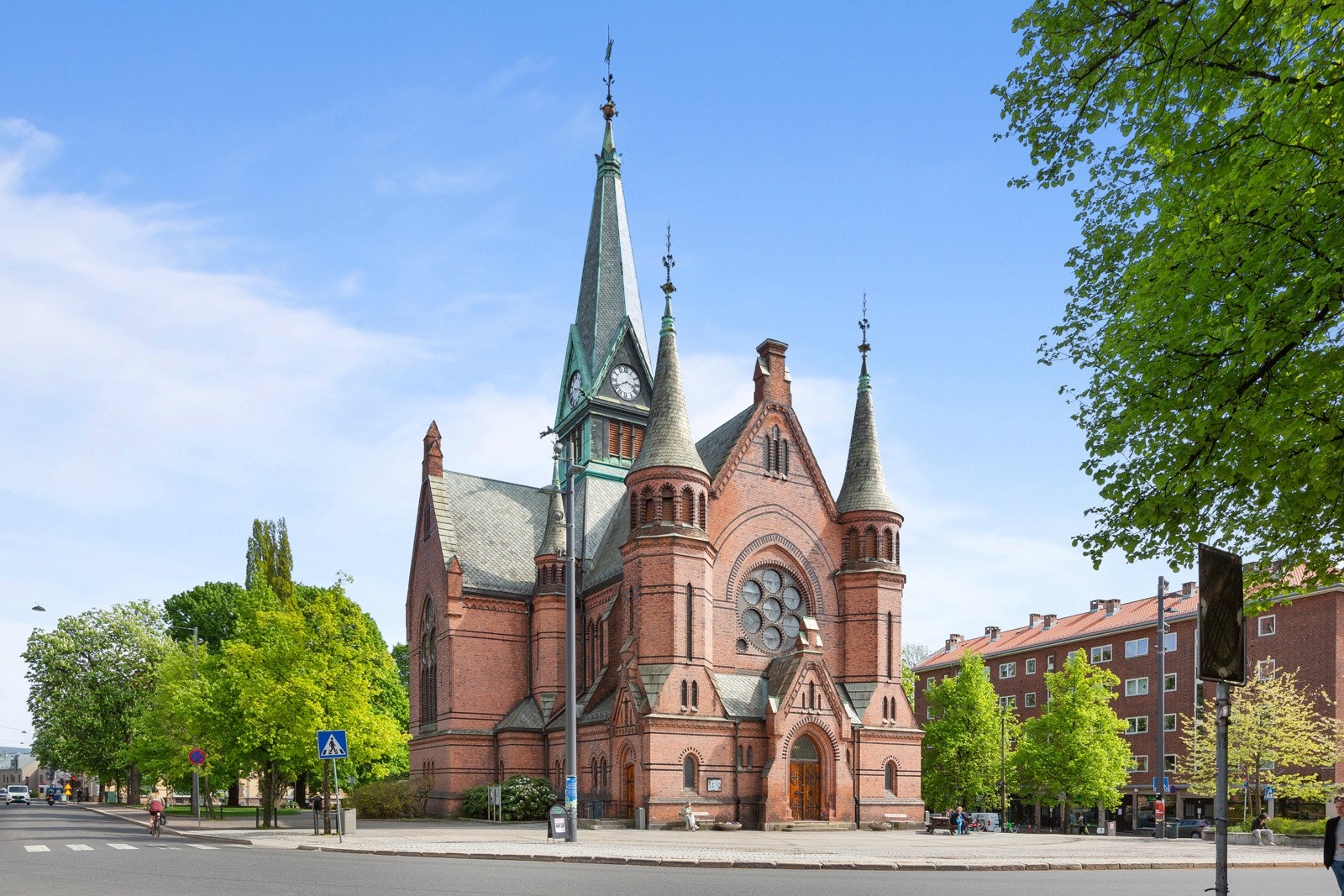 Fra leiligheten er det gangavstand til flere av byens fantastiske grøntområder, som Bjølsenparken (rett utenfor døren), Myraløkka, Akerselva miljøpark, Voldsløkka m.m. Galleribilde