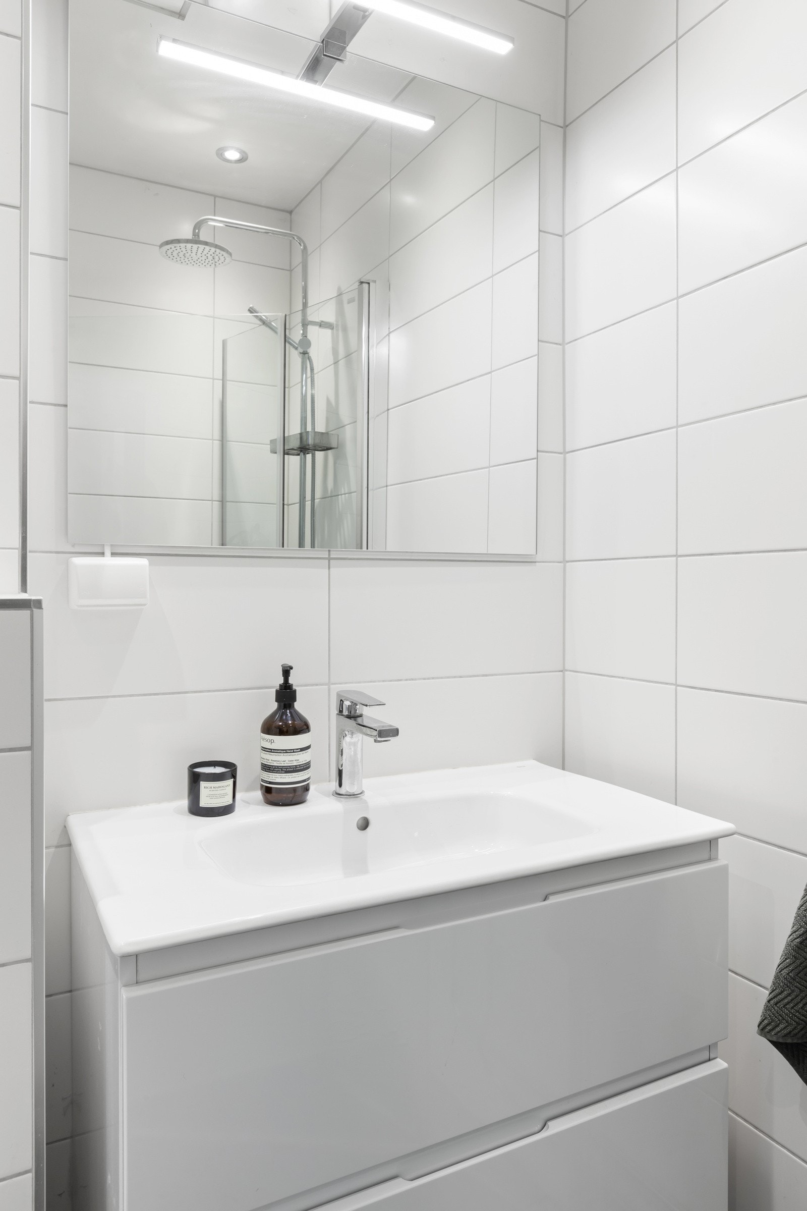 Badet har belysning med downlights og og behagelig varme i gulv. Galleribilde