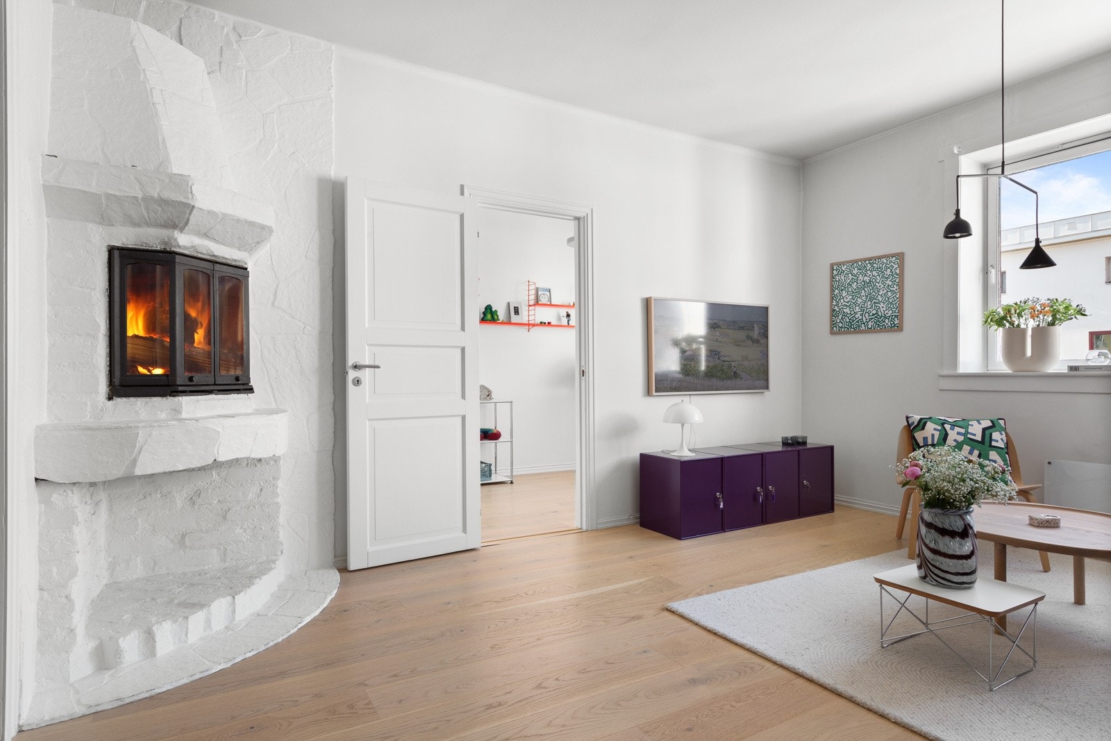Det er en koselig vedovn som gir ekstra varme og lun stemning på kalde dager. Galleribilde