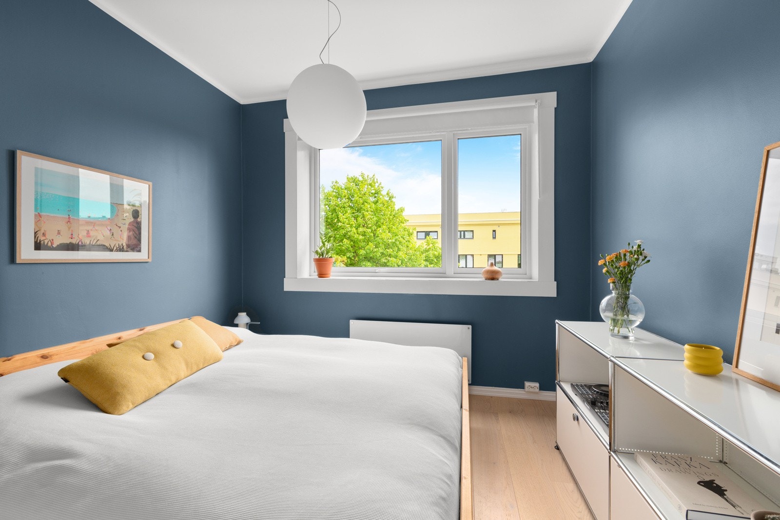 Soverommet vender ut mot stille bakgård Galleribilde