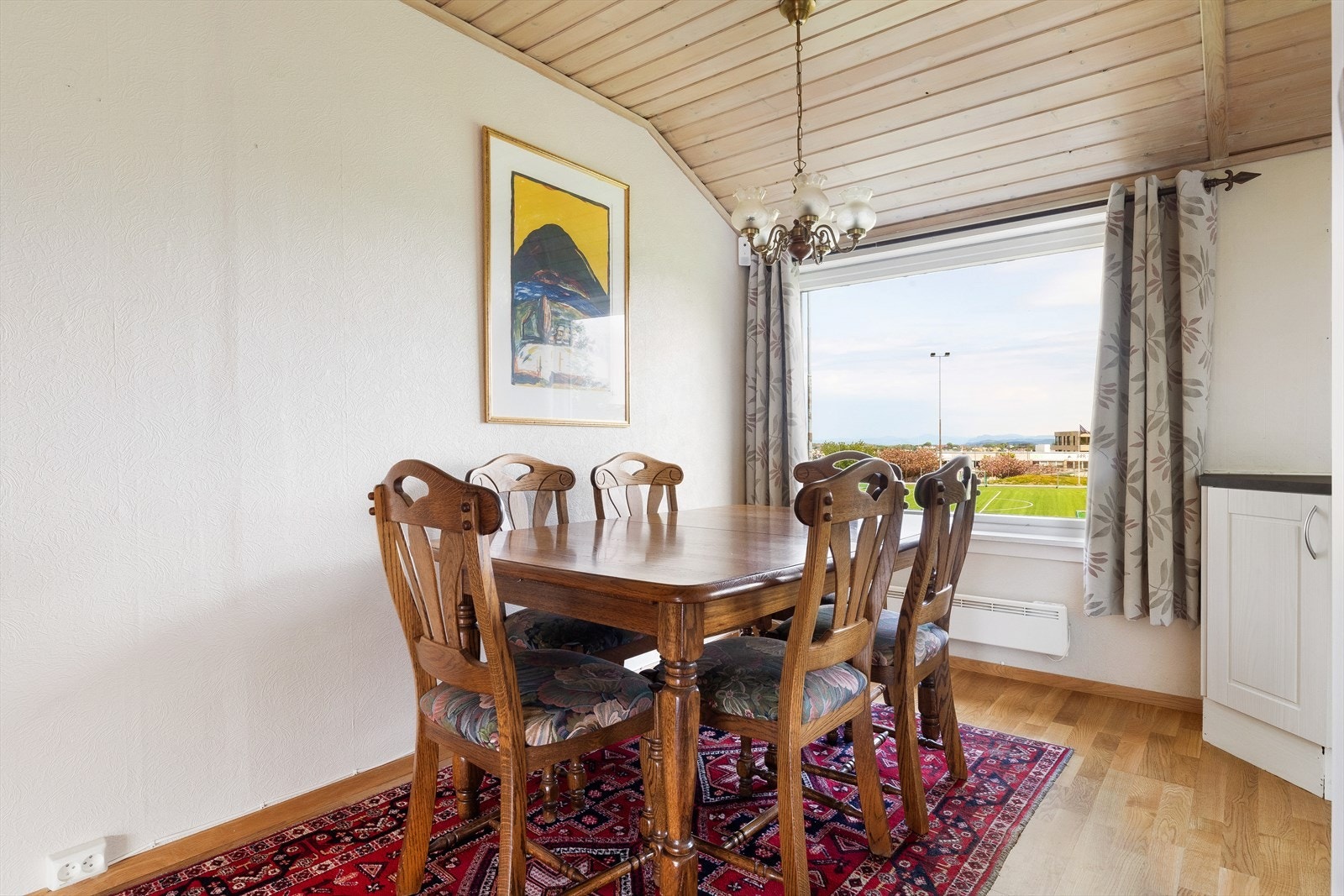 Mellom kjøkken og stue er det plass til et spisebord av god størrelse. Galleribilde