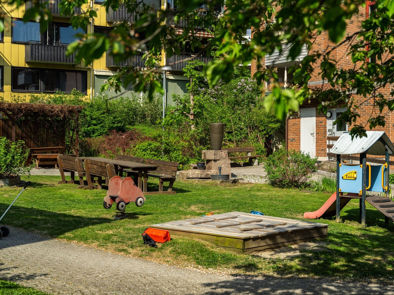 Flere lekeområder til barna, og benker og bord til de voksne. Eller omvendt så klart. Galleribilde
