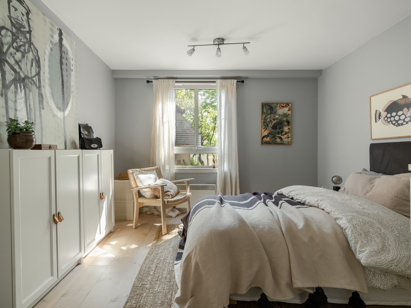 Soverommet innenfor stua er stort, med god plass til dobbeltseng. Galleribilde
