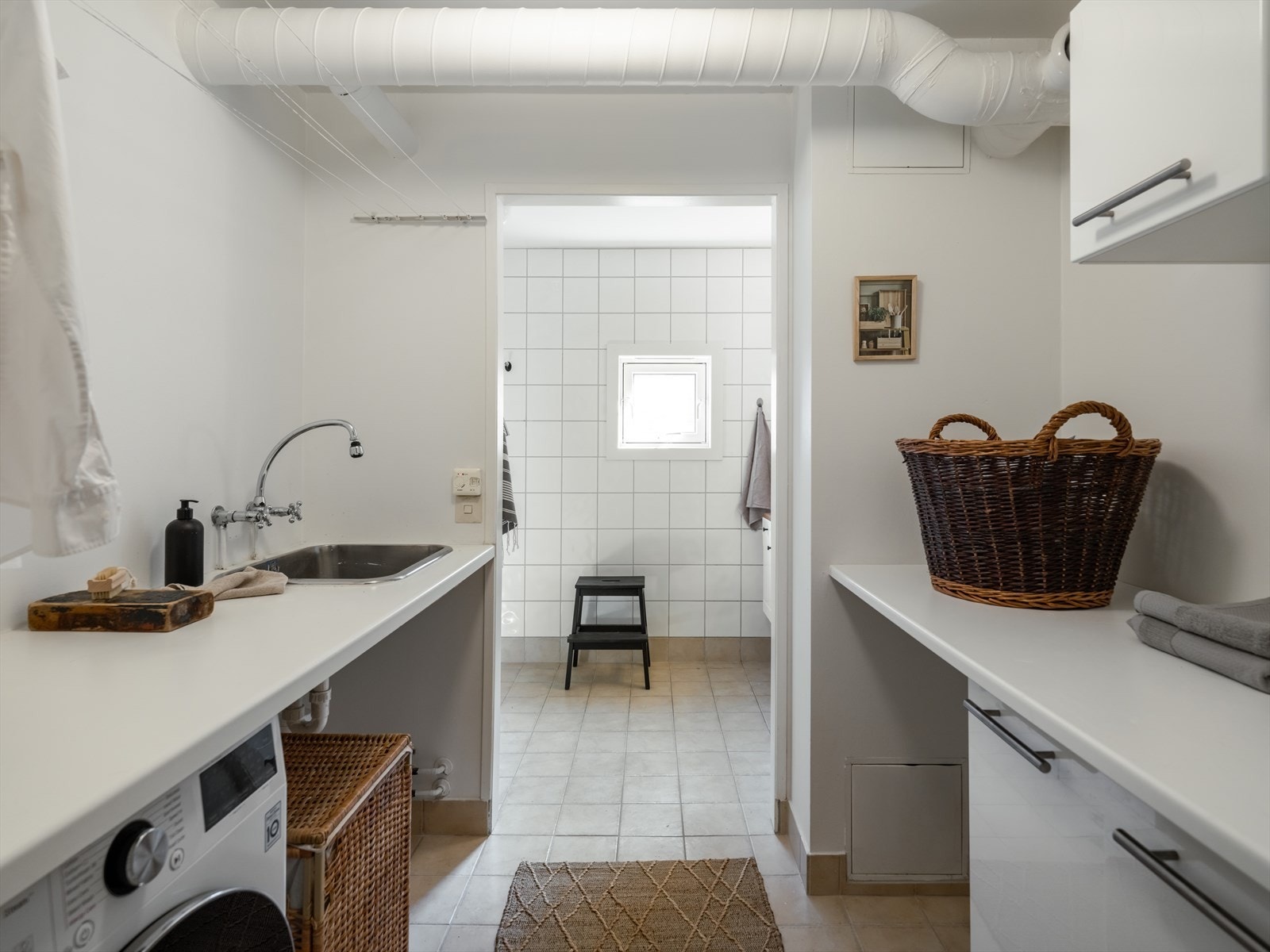 Før man kommer inn på badet er kanskje verdens viktigste rom (nesten): vaskerom! Galleribilde