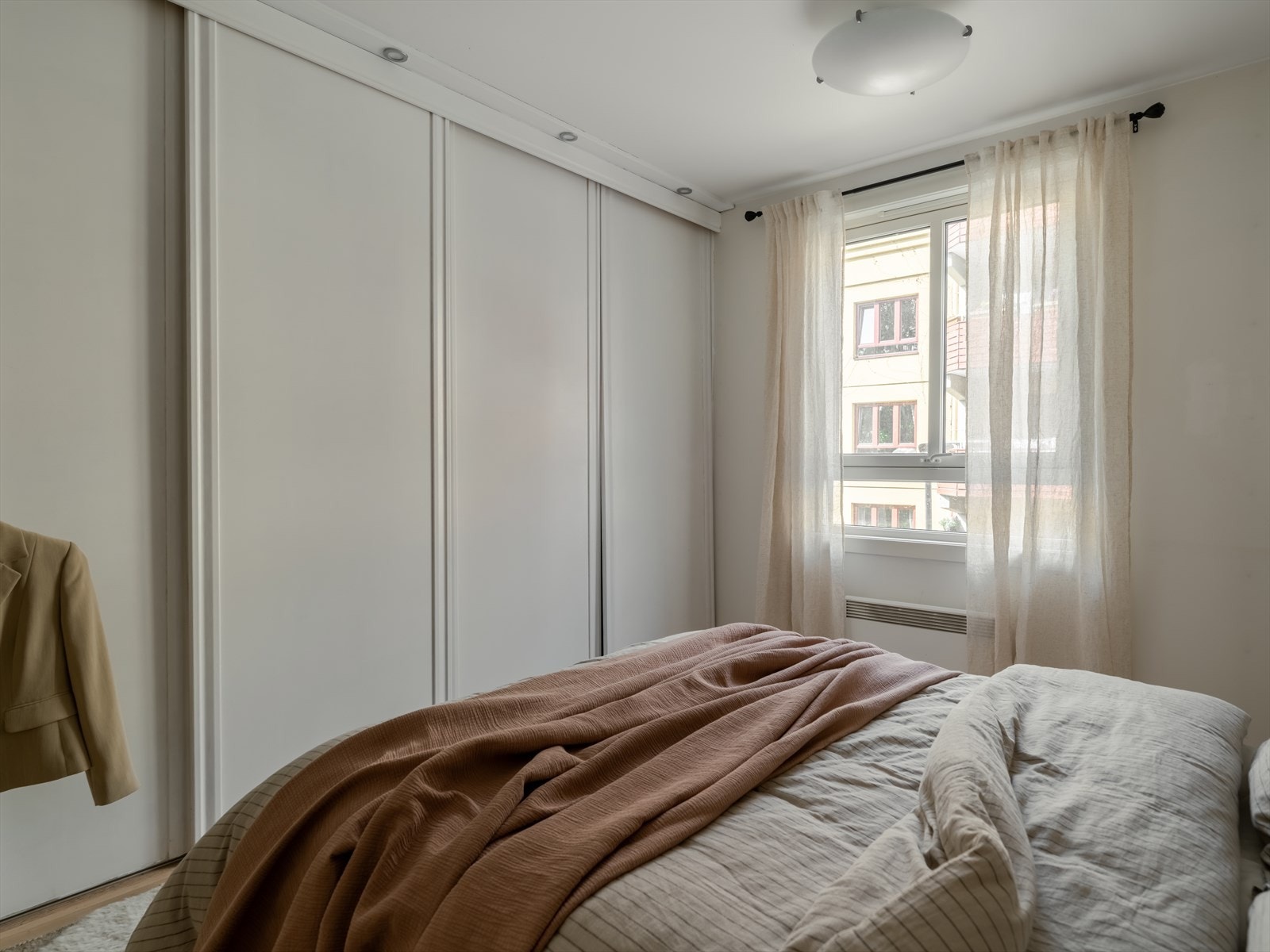 Her er det stor skyvedørsgarderobe. Galleribilde