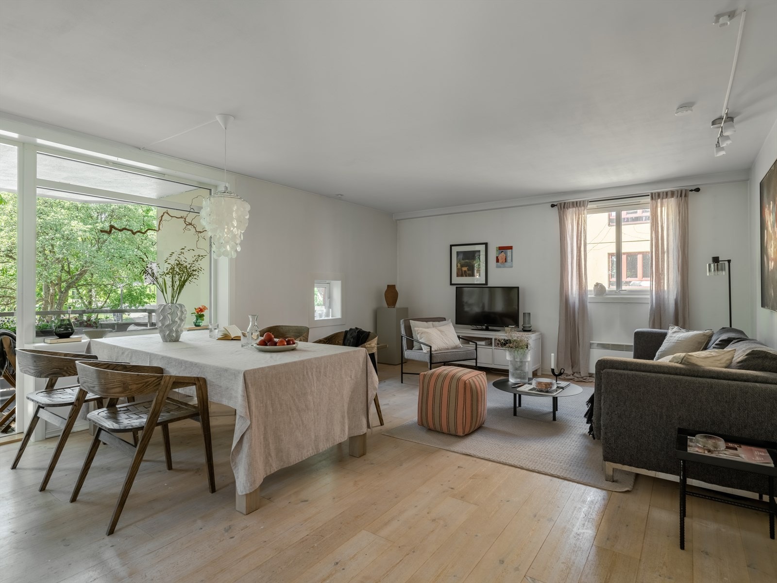 Selv med stort spisebord er det masse plass til overs. Galleribilde