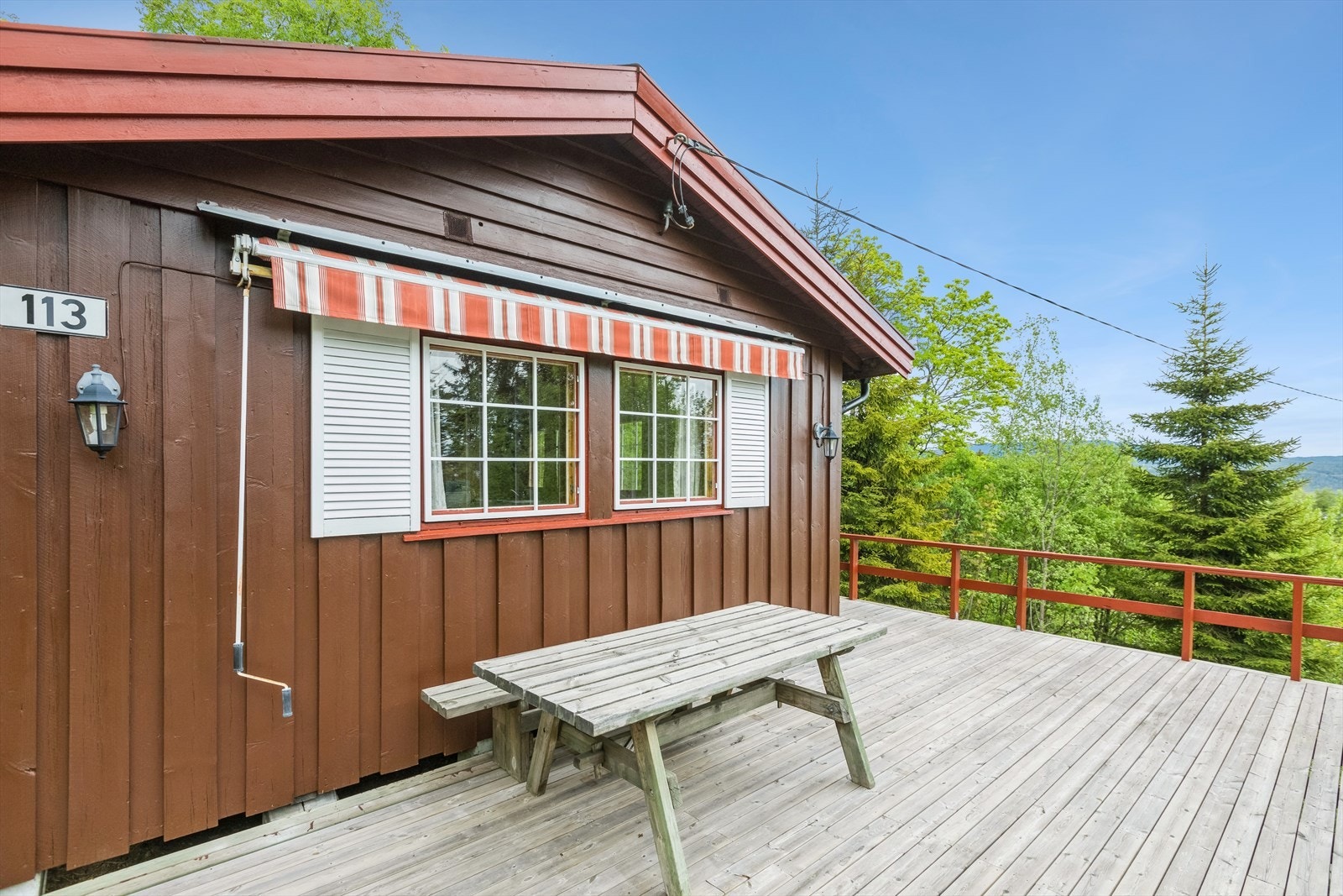 Det er god plass til utemøbler og grill på terrassen. Galleribilde