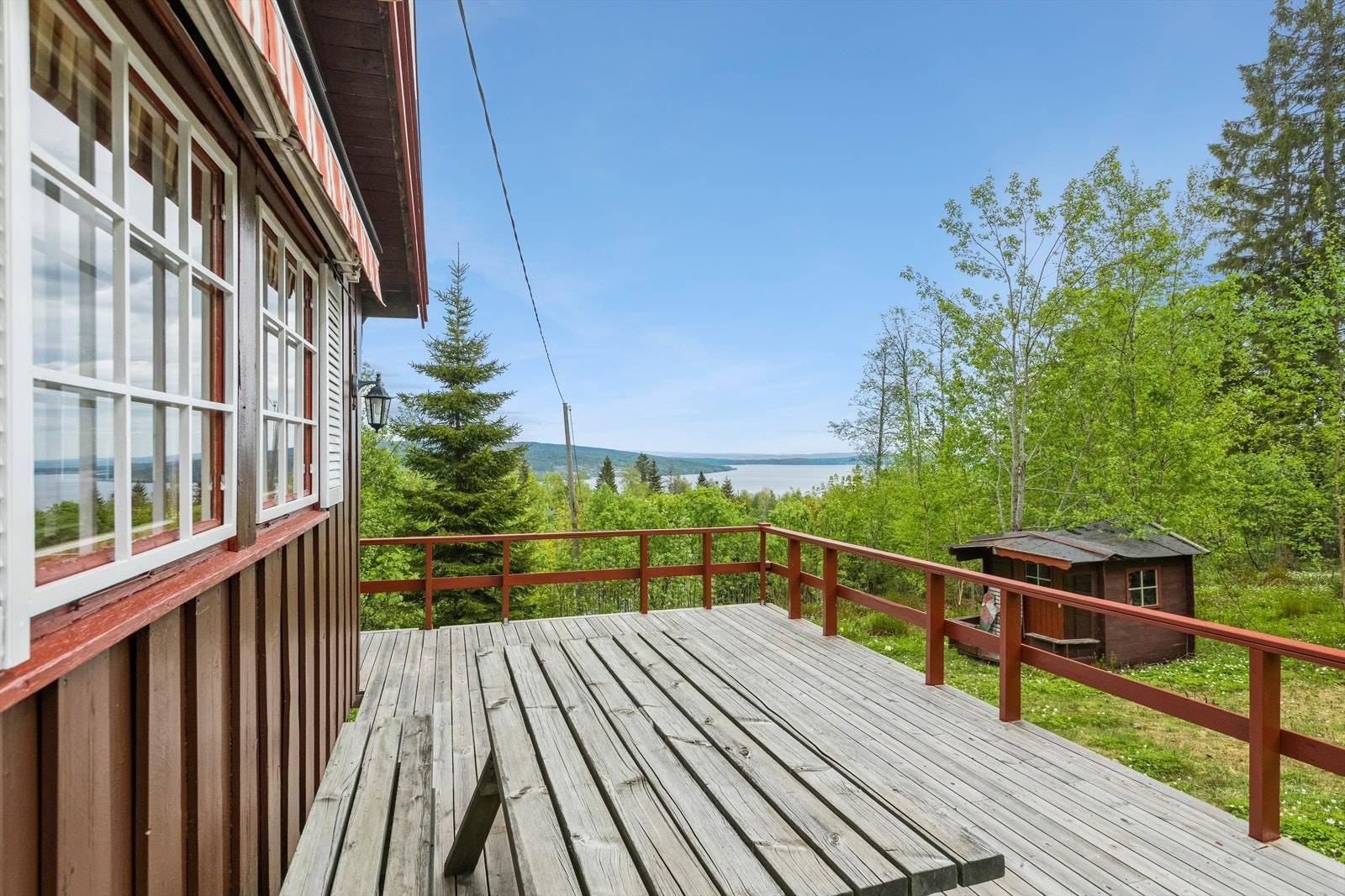 Og det er fantastisk utsikt fra terrassen mot Hurdalssjøen! Galleribilde