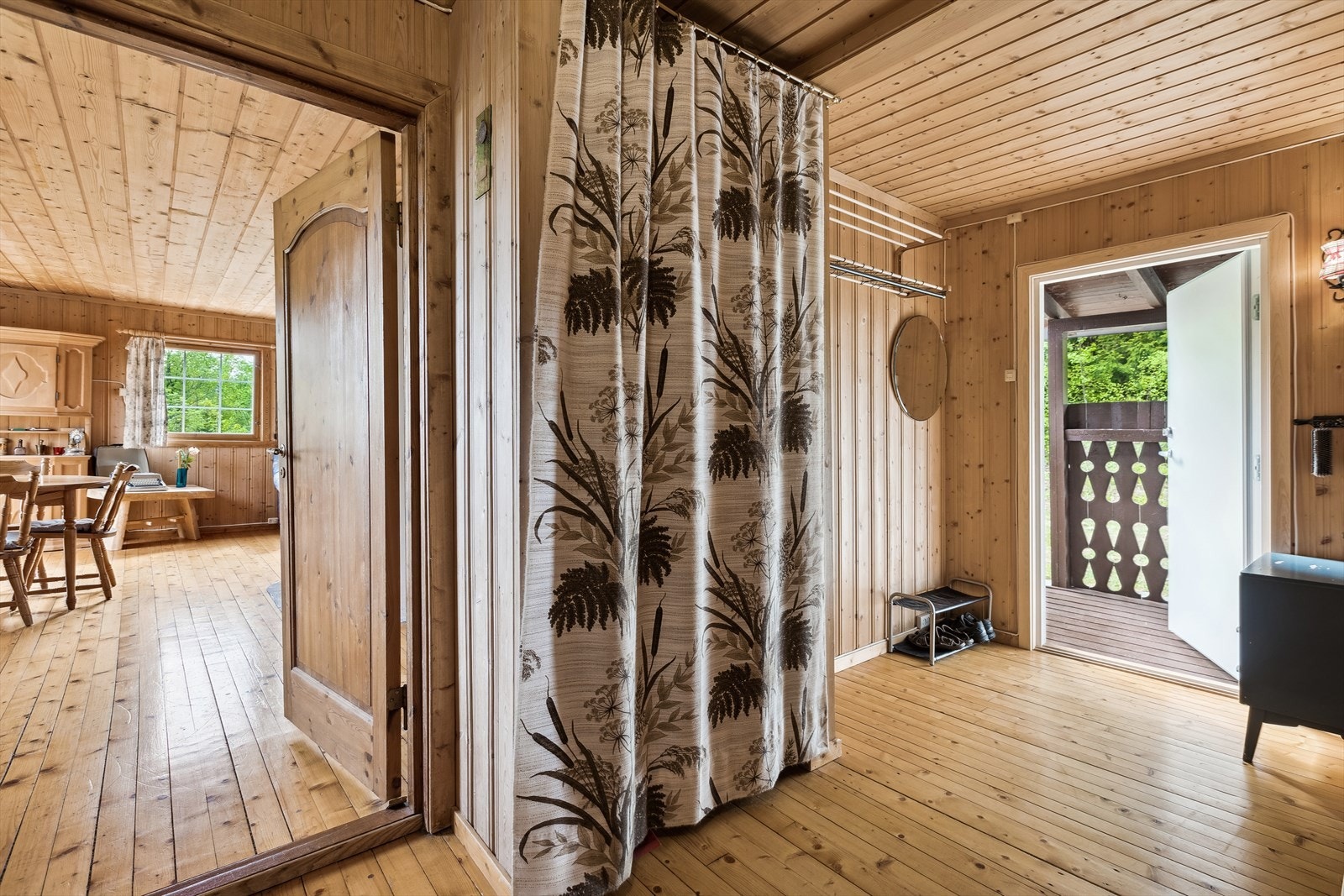Entréen har tregulv og panel på vegger og himling. Galleribilde
