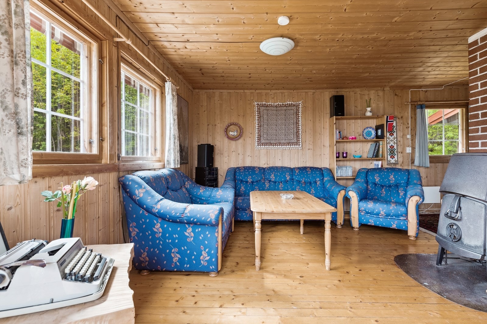 Stuen har plass til stor sofakrok med plass til hele familien. Galleribilde