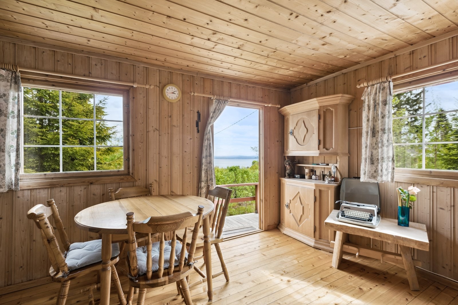 Det er utgang til terrassen fra stua. Galleribilde