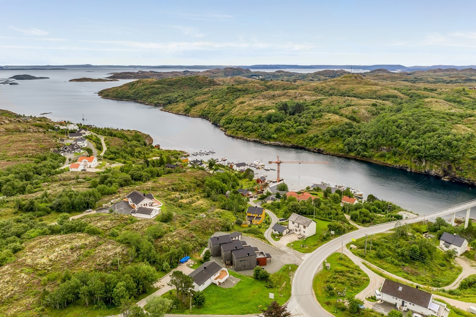 Tomtene ligger flott plassert og er sjønære med gode sol- og utsiktsforhold. Et perfekt utgangspunkt for å bygge drømmeboligen. Galleribilde