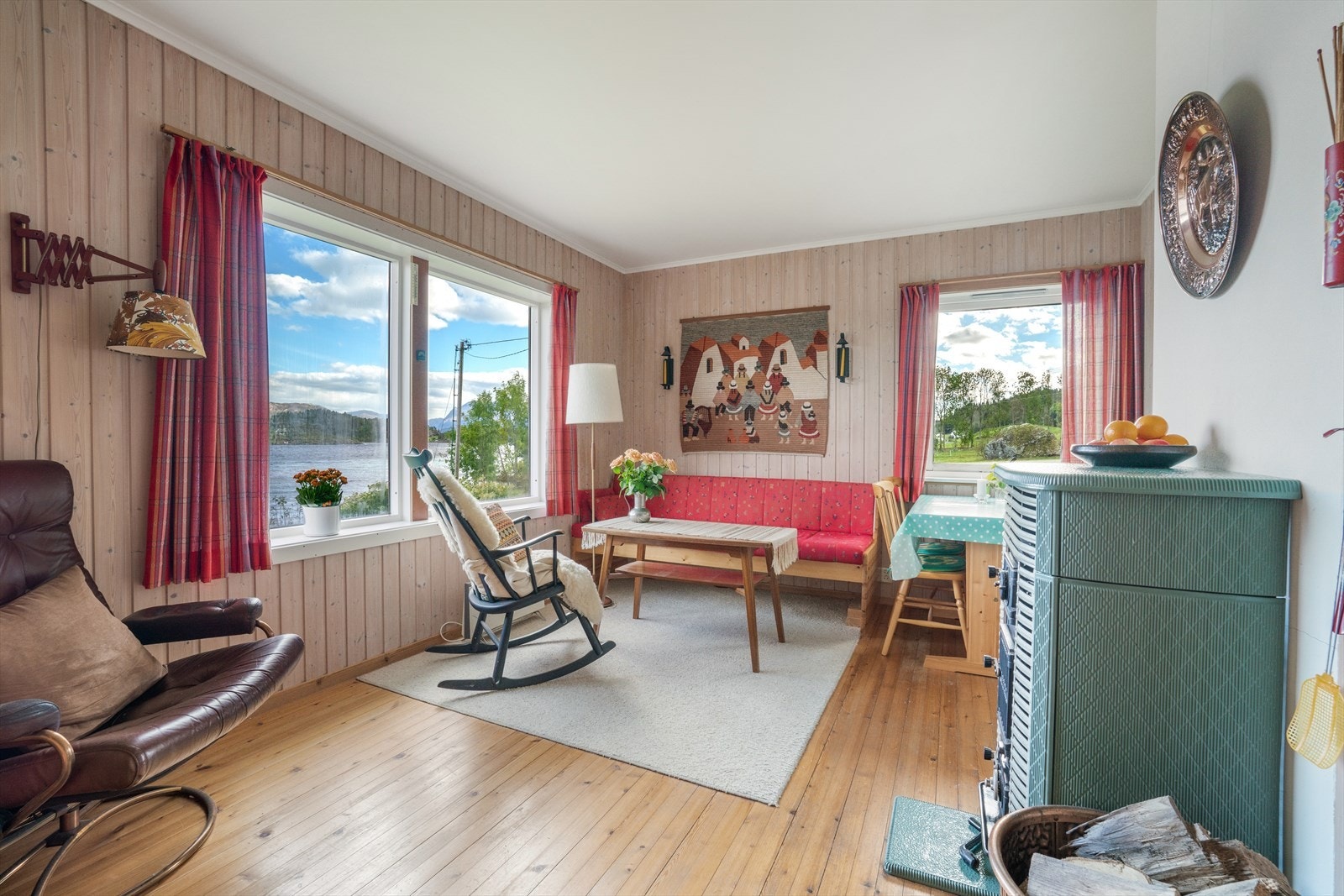 Hytta har ei romsleg stove med plass til både sittegruppe, etestove og god stolen. Galleribilde
