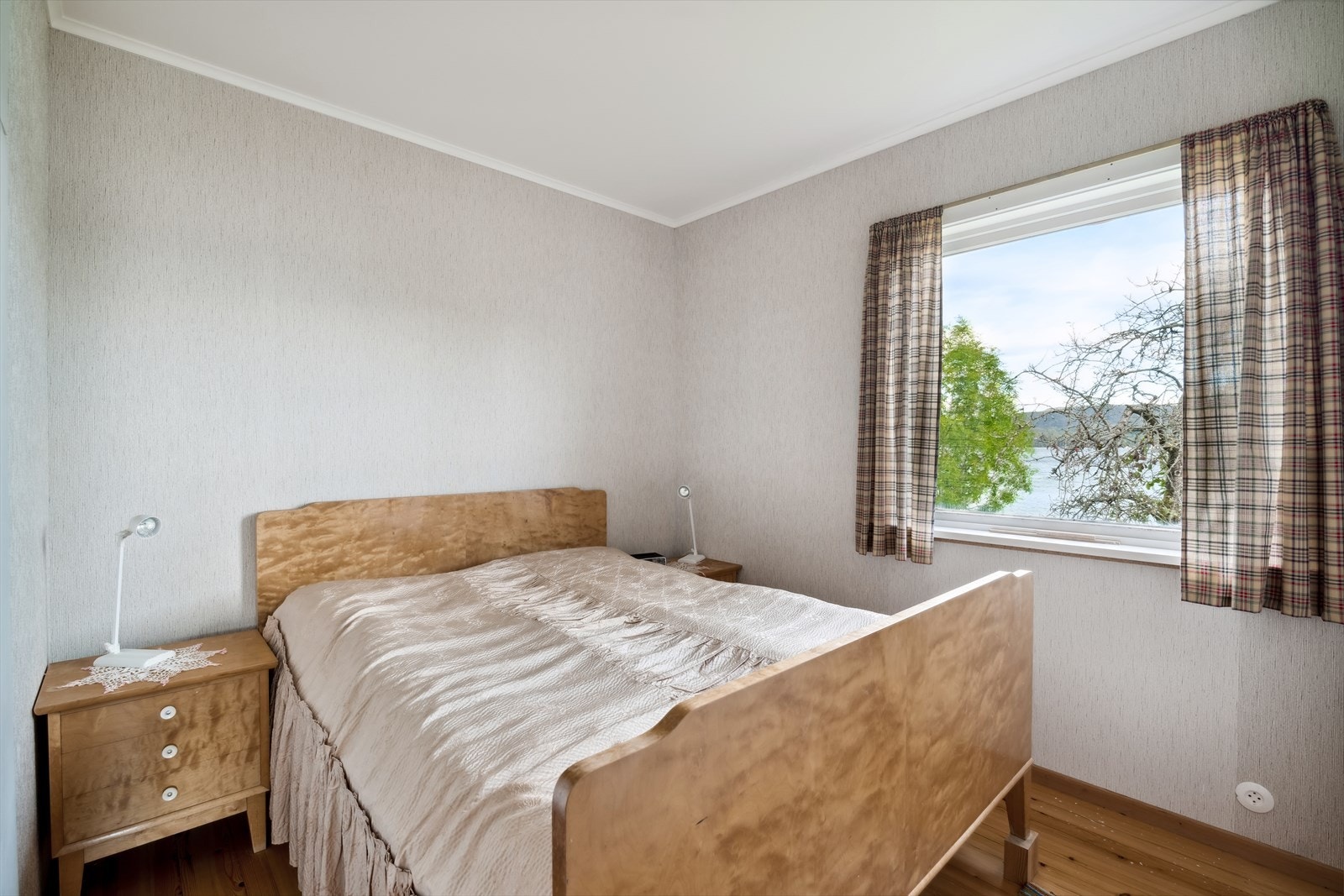 Hovudsoverommet er av god storleik, med plass til dobbeltseng, nattbord og garderobe. Galleribilde