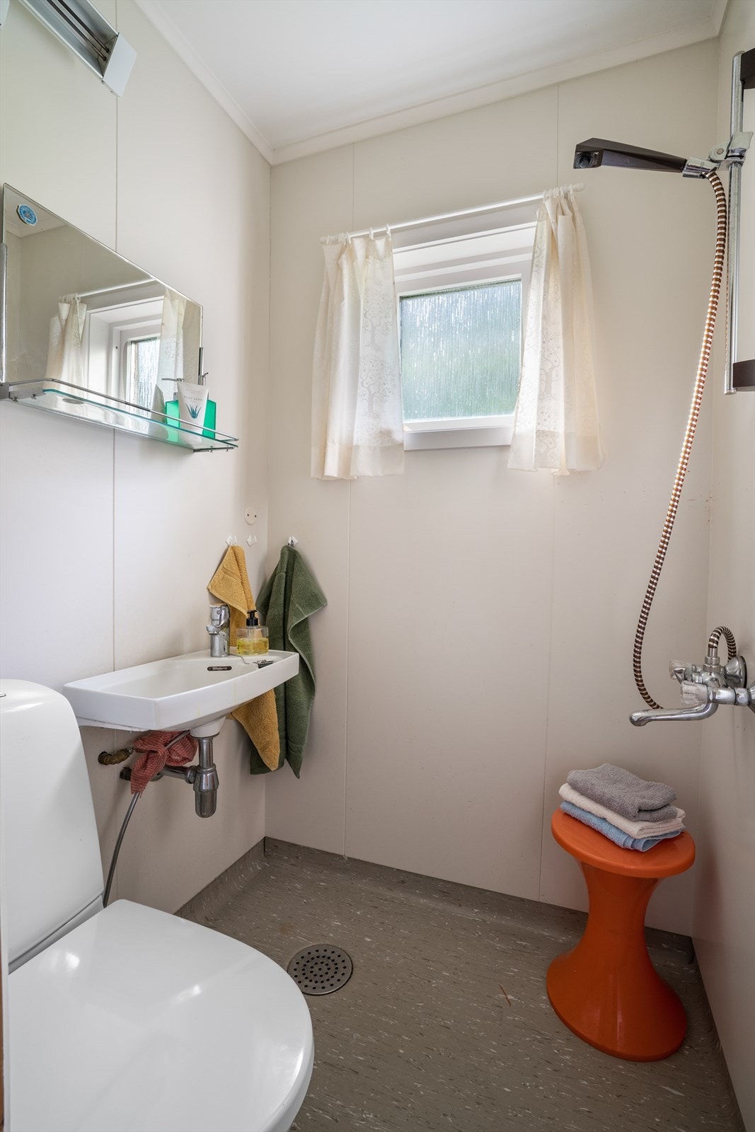 Badet er utstyrt med toalett, servnt og dusj. Det er ein enkel standard. Galleribilde