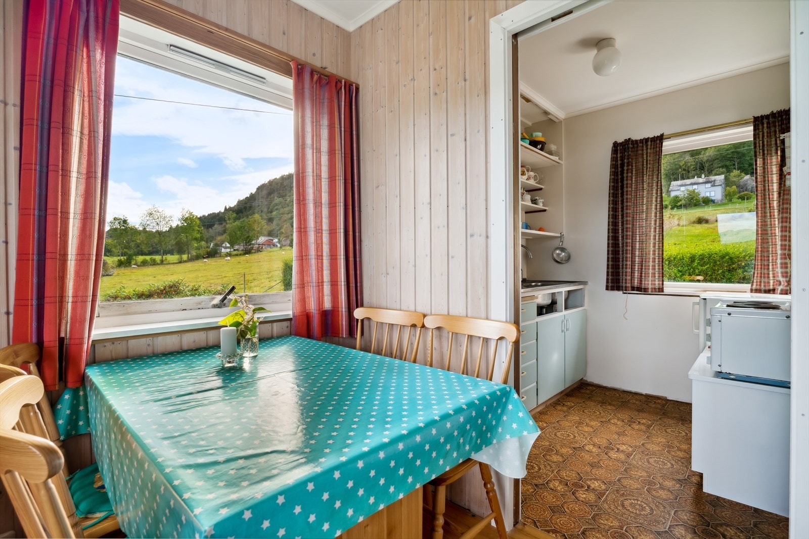 Det er plass til kjøkenbord utenfor kjøkenet. Det er skyvedør mellom stove og kjøken. Galleribilde
