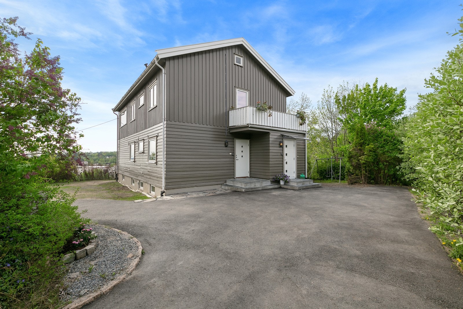 Stor gårdsplass foran huset Galleribilde