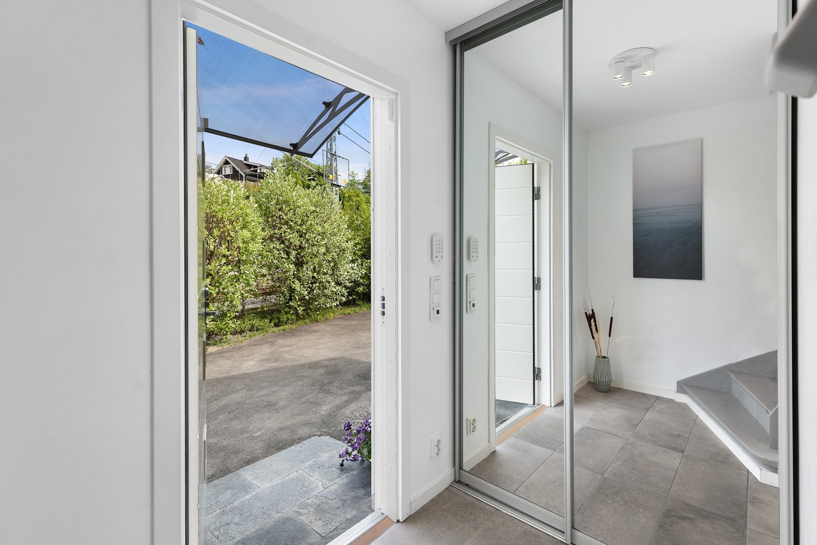 Entreen i første etasje har flislagt gulv med varmefolie (utført i 2022). Galleribilde