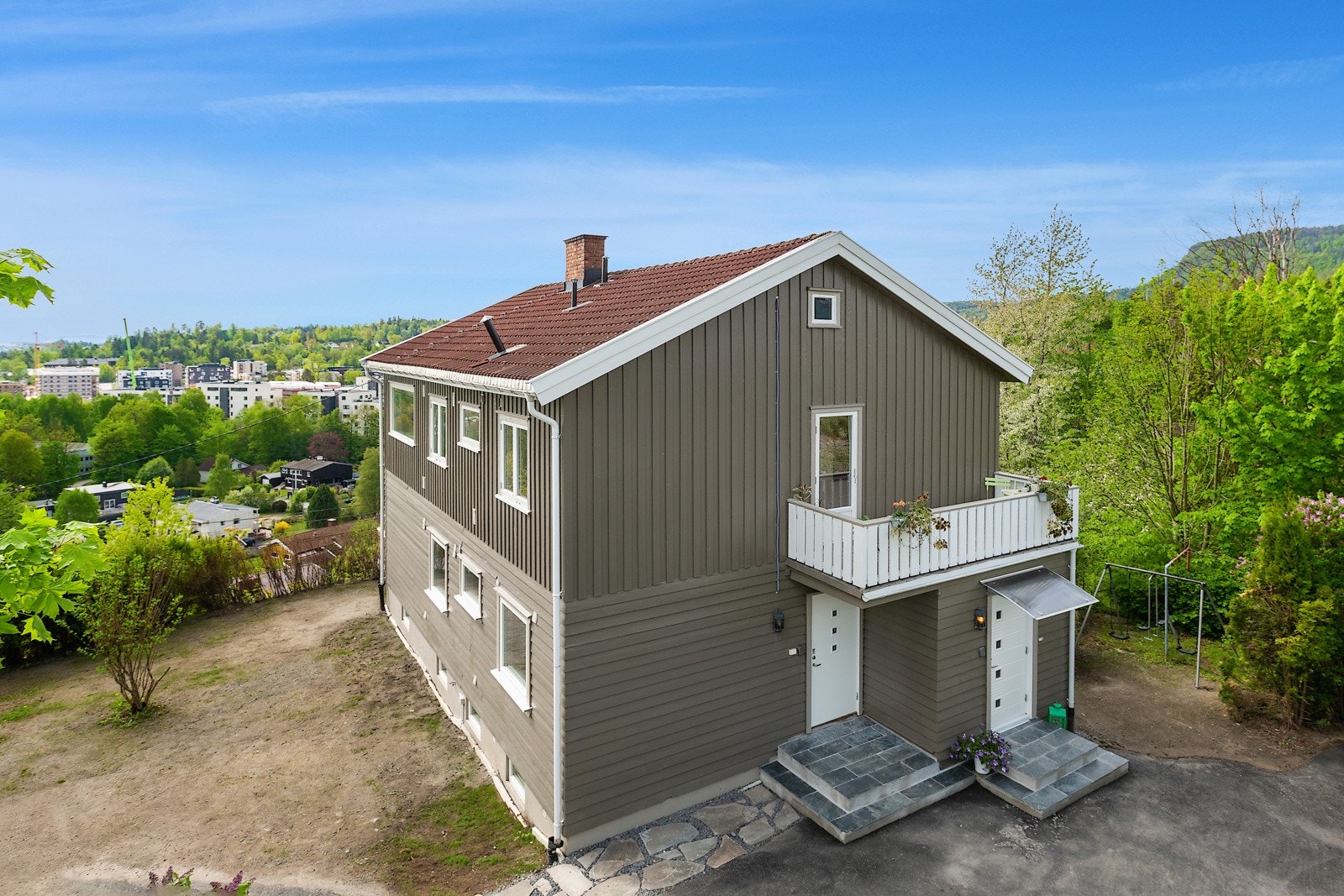 Denne seksjonen har tilhørende tomt på østsiden av boligen! Fine hagearealer med mange bruksmuligheter! Galleribilde