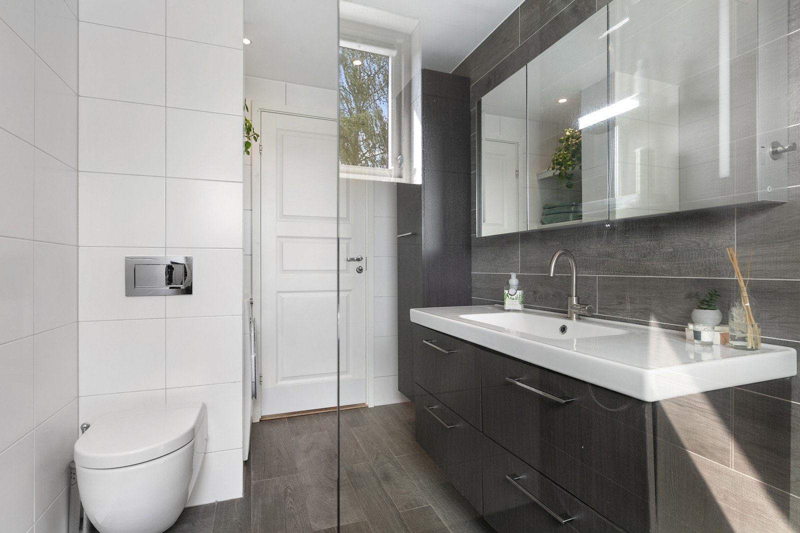 Badet er meget delikat med mye oppbevaringsplass, og det er elektriske varmekabler i gulvet Galleribilde