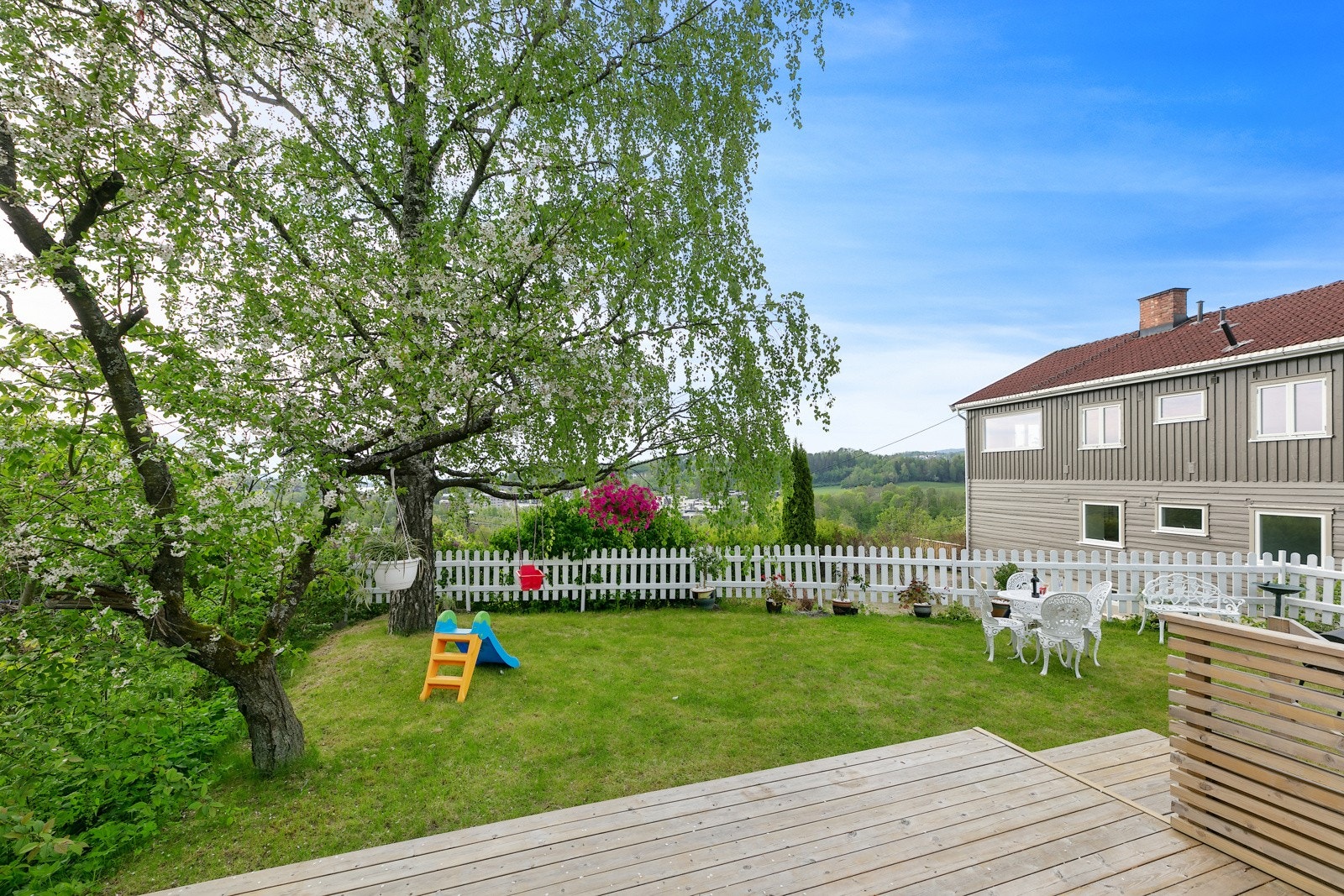 God boltreplass for barna og god plass til både spisebord og utesofa Galleribilde