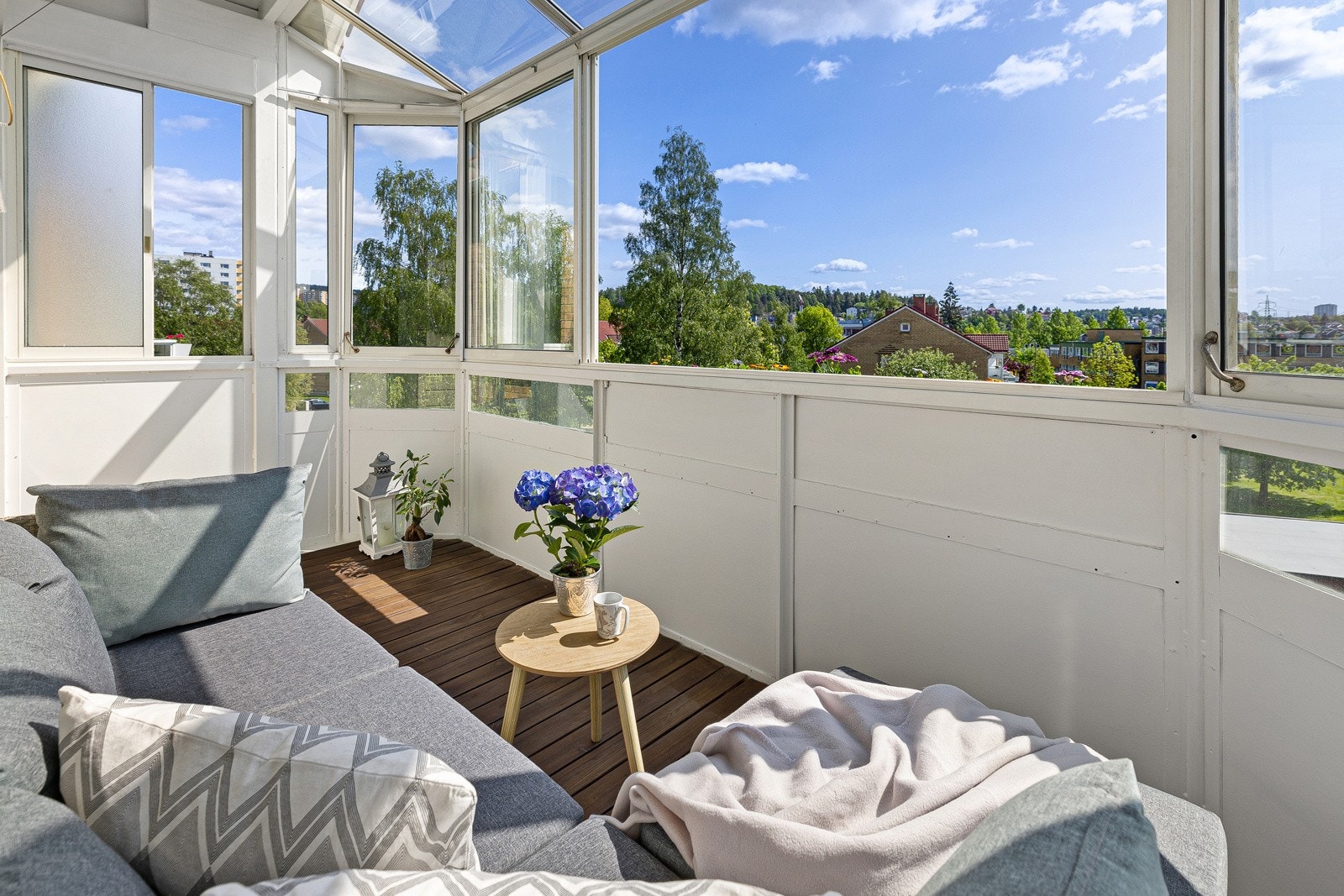 Sydvendt innglasset balkong på ca 8 kvm med herlige sol og utsiktforhold over frodige fellesareal Galleribilde