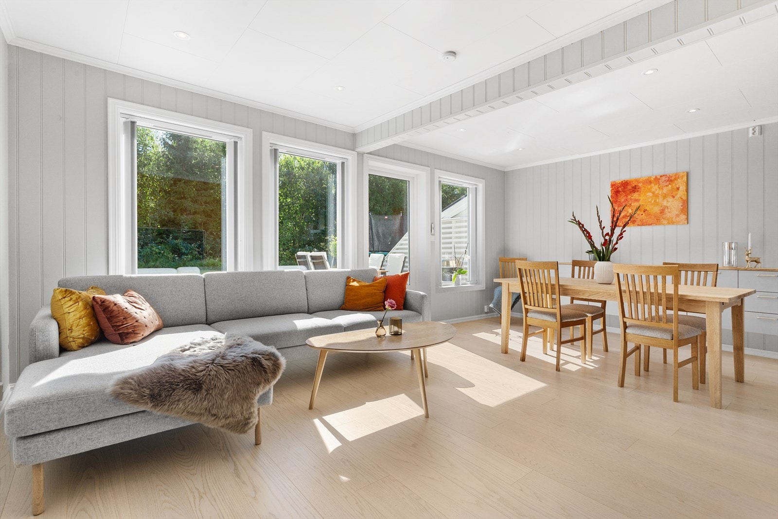 Innbydende og lys stue i kombinasjon med kjøkken. Galleribilde