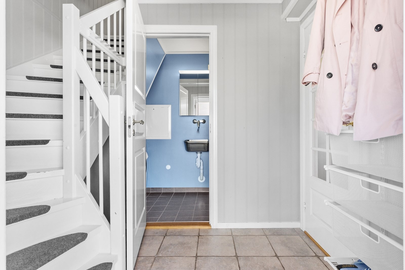 Tilgang til trapperom, panelte overflater og belegg på gulv. Galleribilde