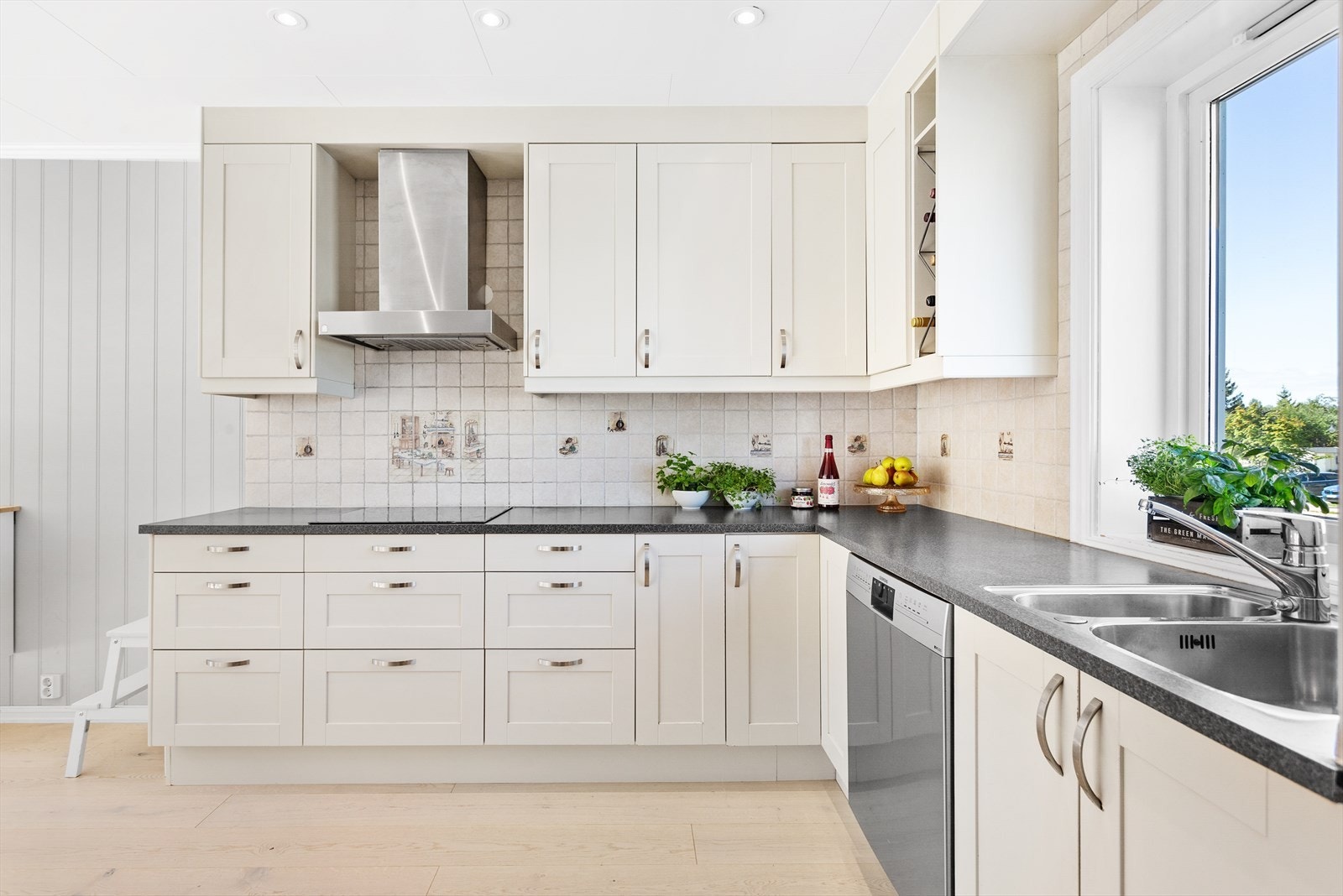 Integrerte hvitevarer som koketopp, stekeovn og mikrobølgeovn. Galleribilde