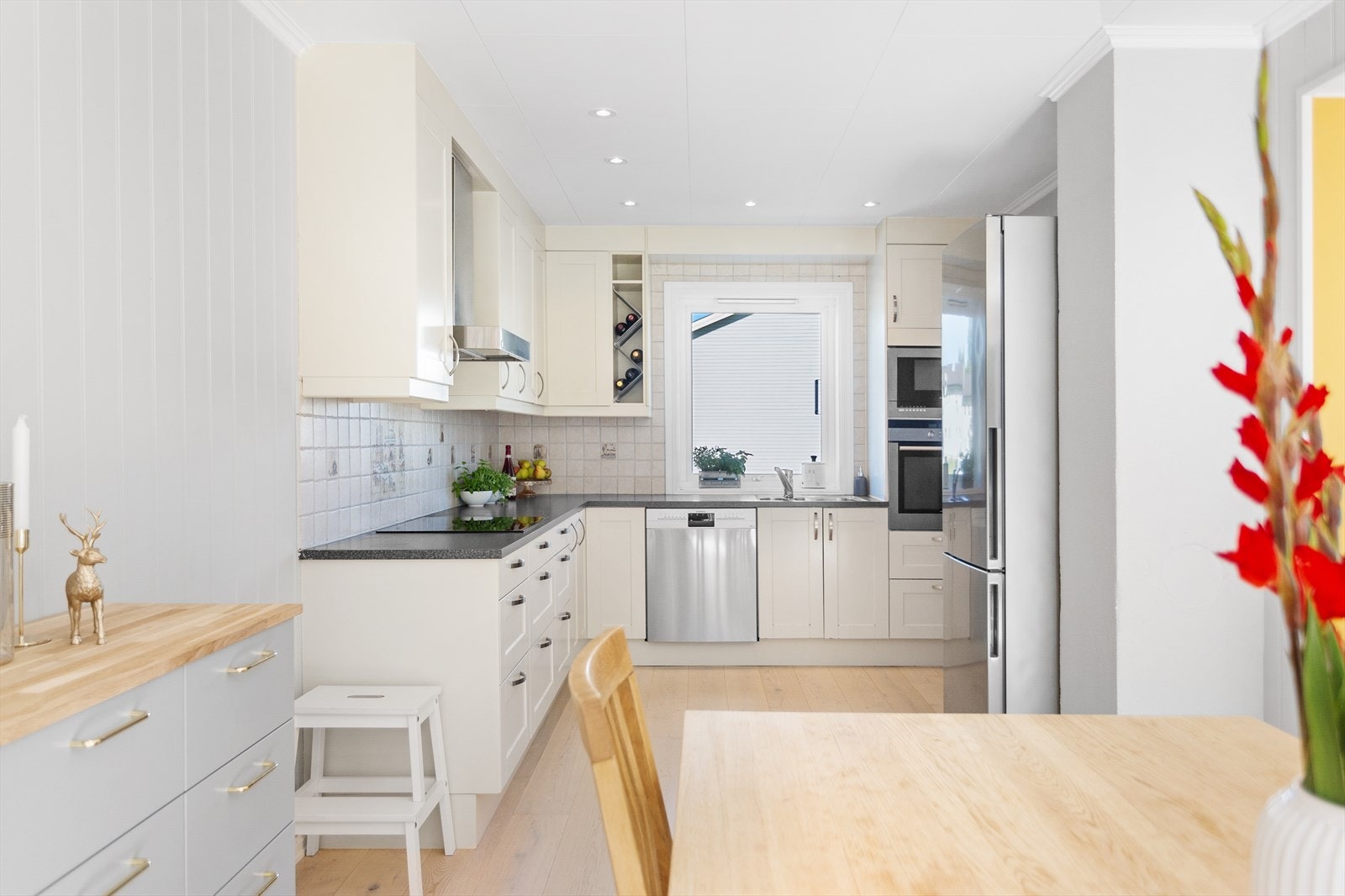 Kjøkkenet byr på mye skap- og benkeplass, samt detaljer som belysning under overskap og downlights i tak. Galleribilde