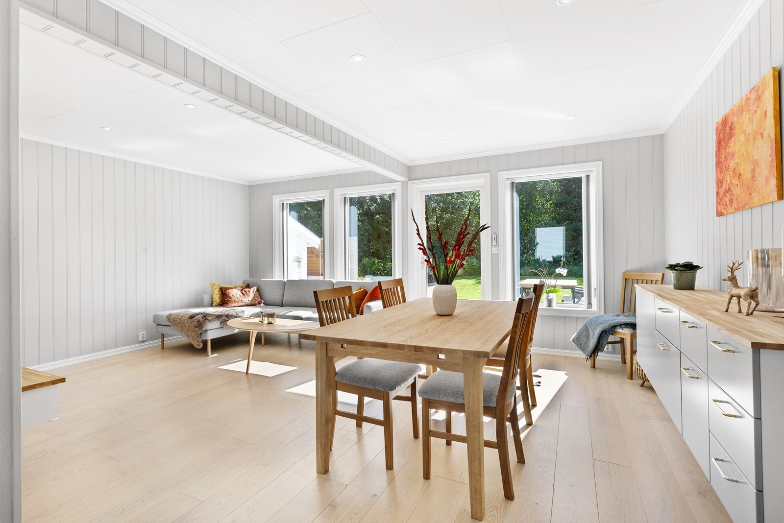 Panelte overflater, downlights i tak og en stilig kontrastvegg i gult. Galleribilde