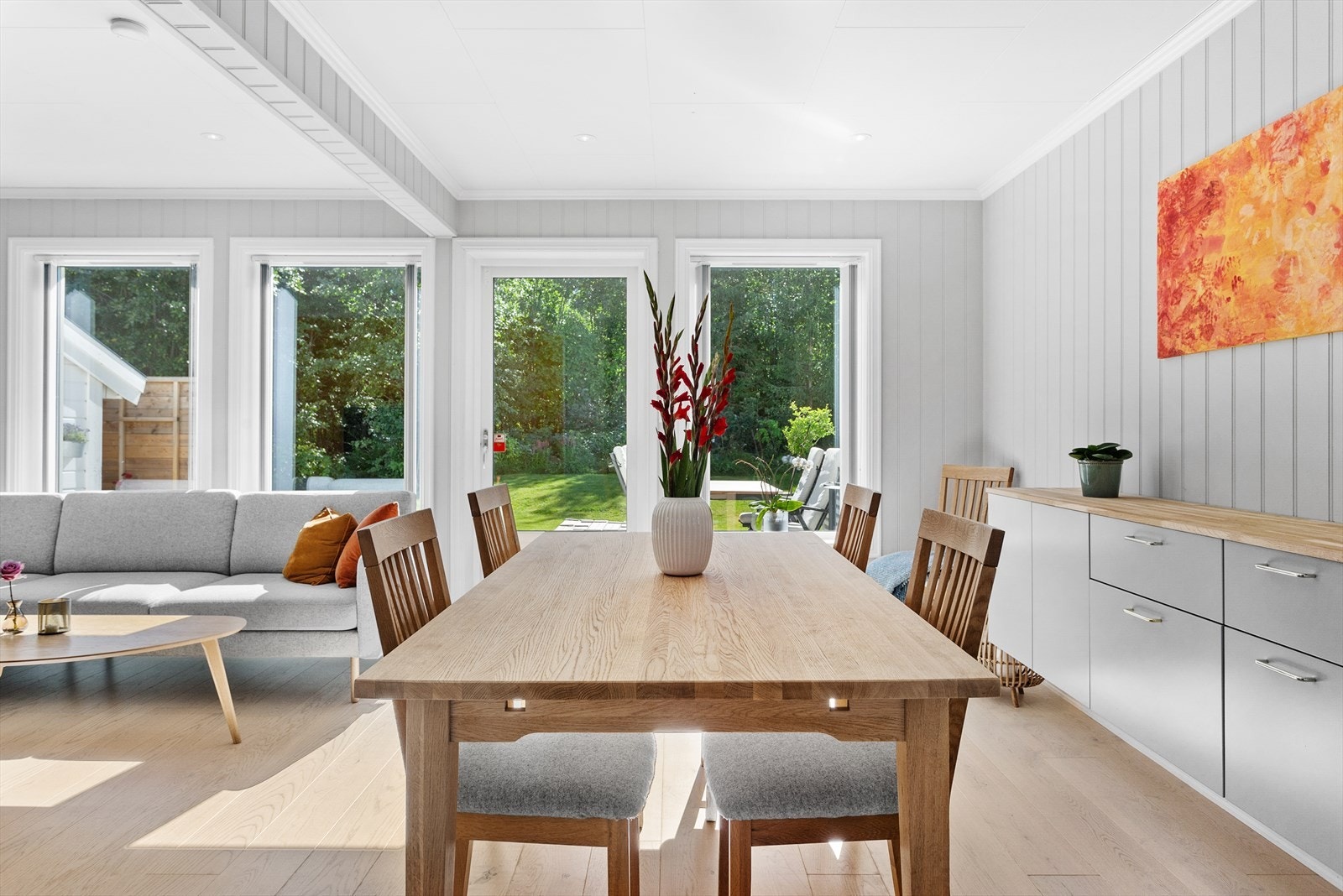 Stor plass til både sofahjørne, spisebord og TV-møblement. Galleribilde