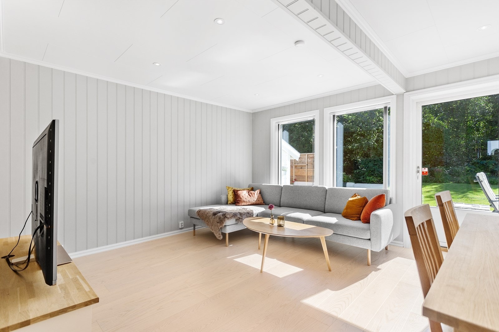 Stuen har store vindusflater og utgang til sydvendt soltrik terrasse og her kan det møbleres på mange ulike måter. Galleribilde