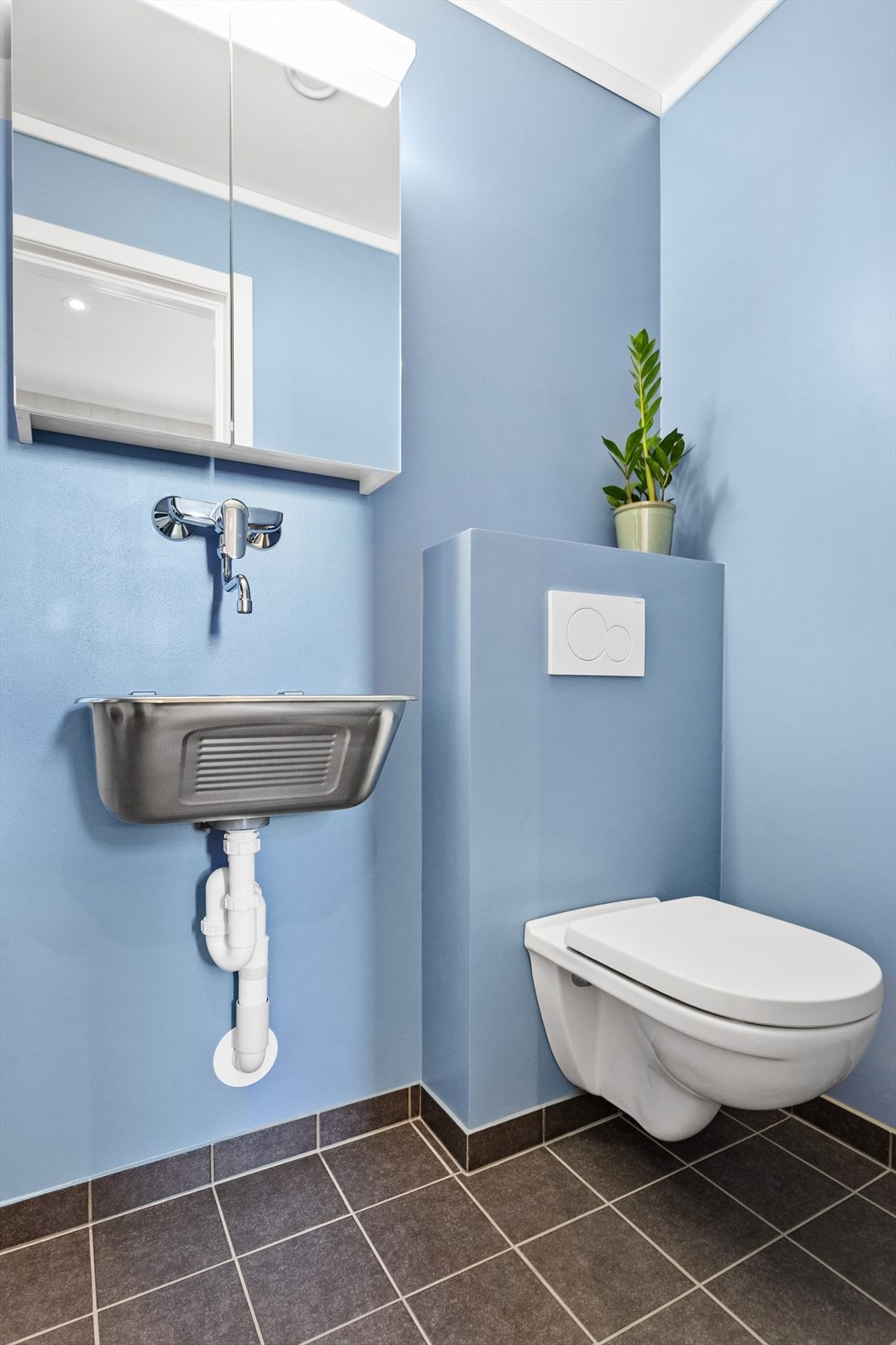 Badet innehar vegghengt toalett, utslagsvask og opplegg for vaskemaskin. Galleribilde