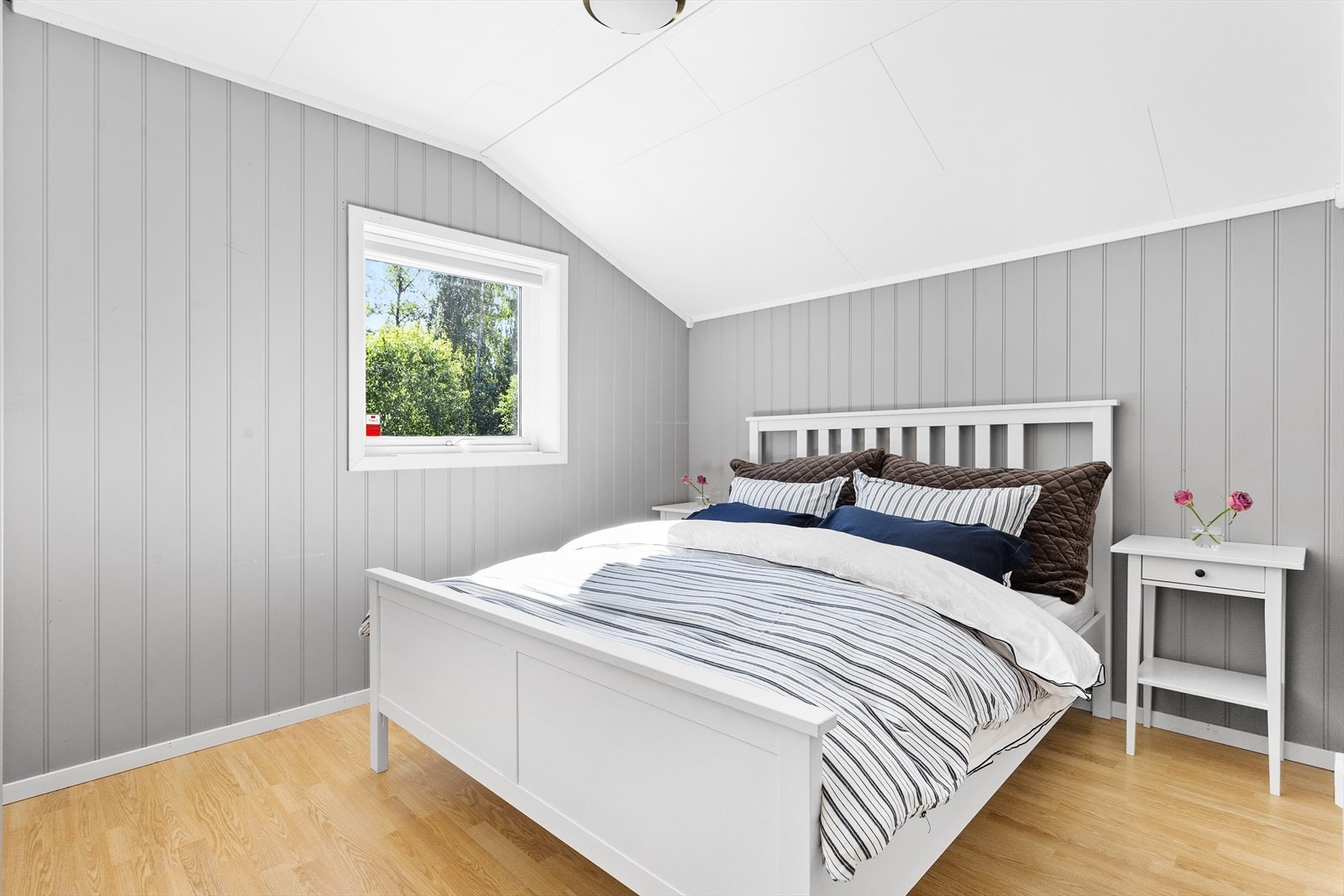 Tre luftige soverom som alle har fine vindusflater og panelte overflater. Galleribilde