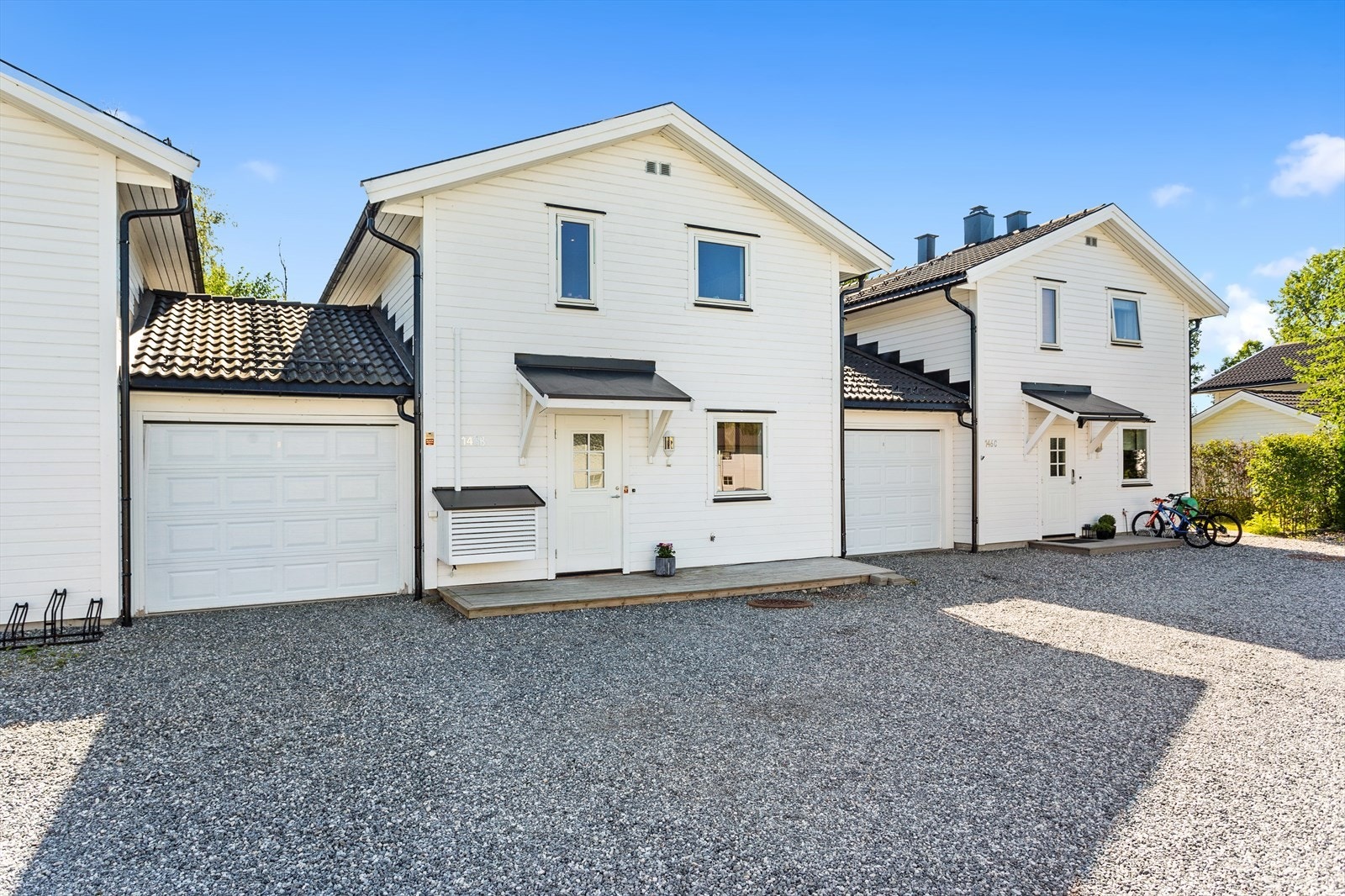 Inngangsparti og tilgang til garasje. Galleribilde