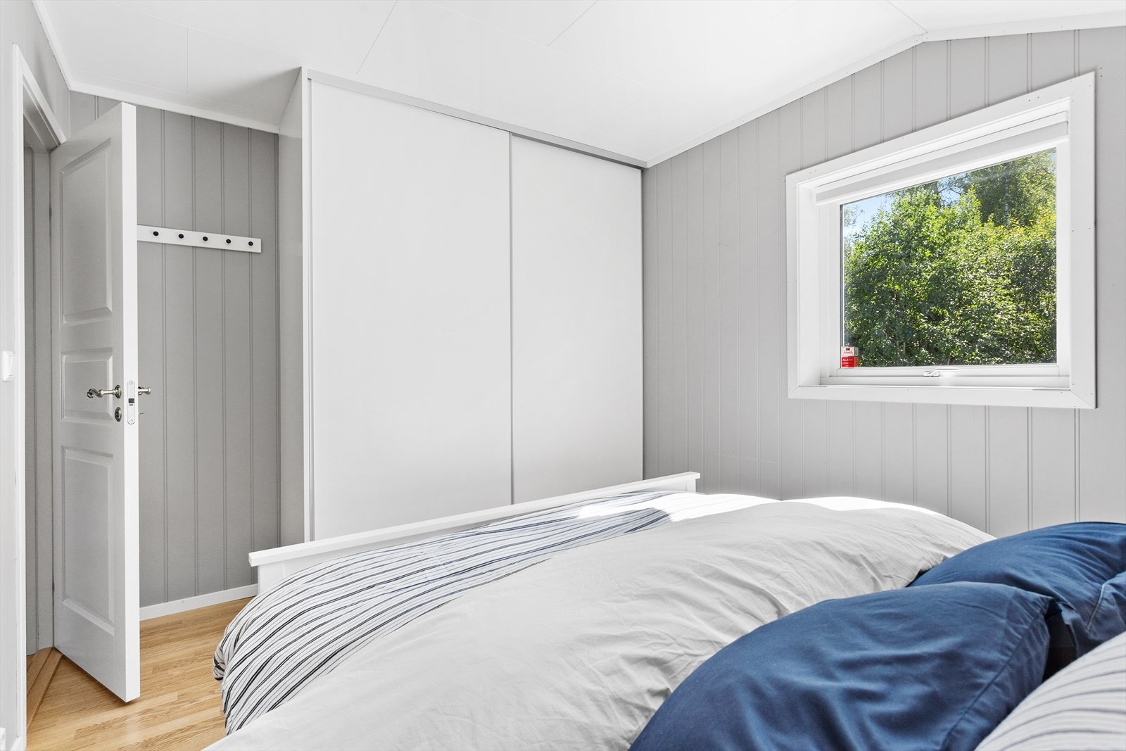 Det naturlige hovedsoverommet oppleves behagelig med god plass til dobbeltseng og tilhørende nattbord. Galleribilde