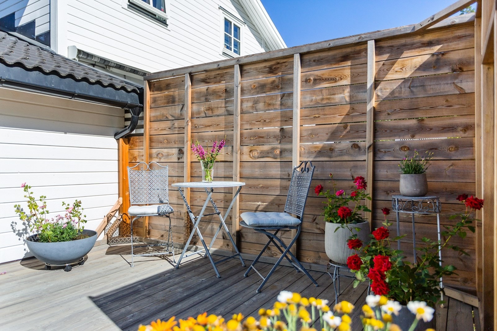 Dette er en svært hyggelig enebolig med fine uteområder. Galleribilde