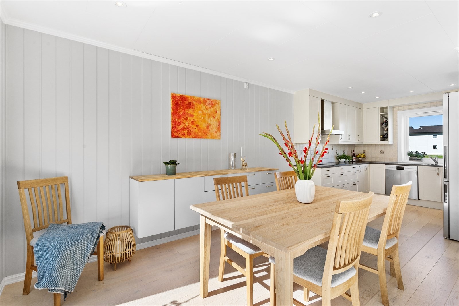 Klassisk kjøkken i åpen løsning med stue og med en praktisk utforming. Galleribilde