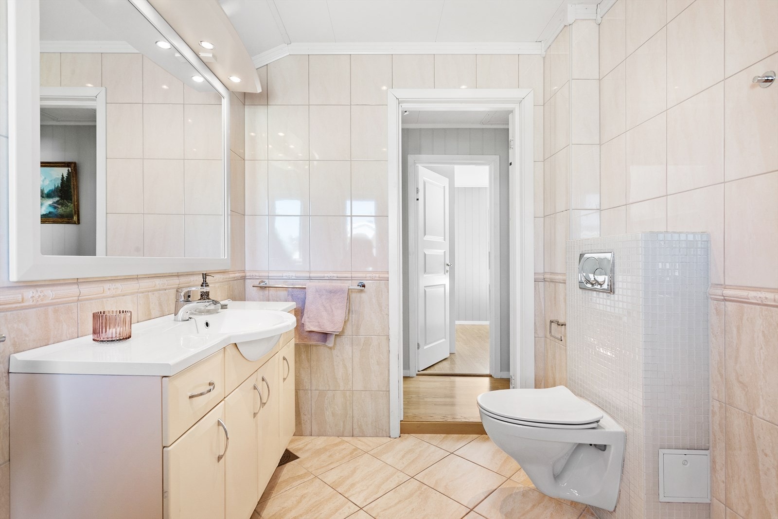 Speil og belysning i overkant av servant og downlights i tak. Galleribilde