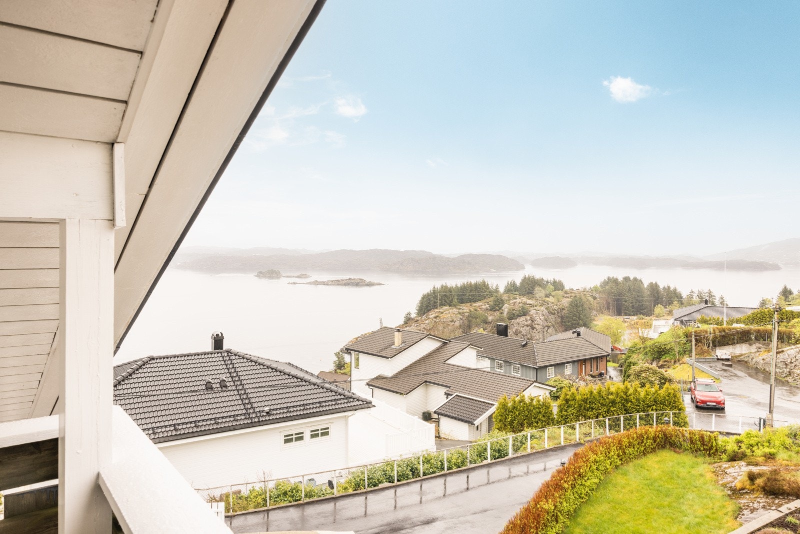 Utgang til altan på loft. Fin utsikt ut over Geitung og Foldnes. Galleribilde
