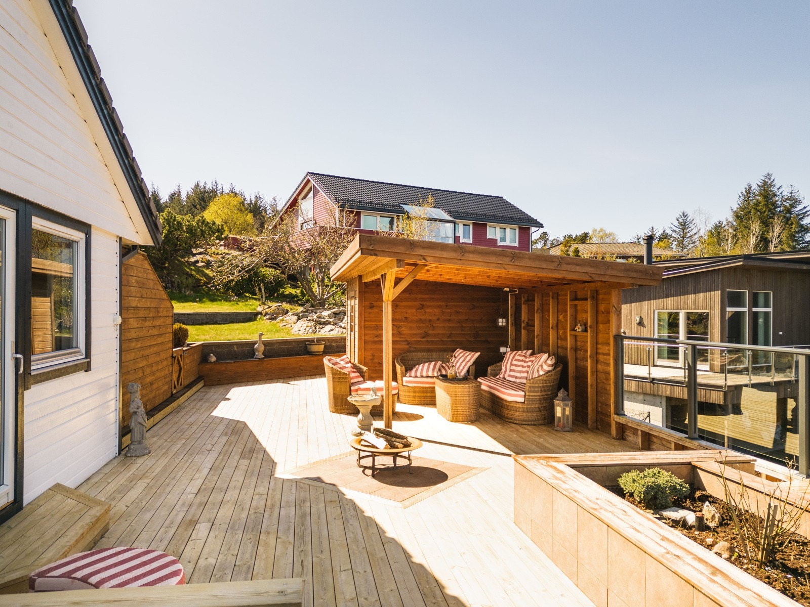 Terrasse med utgang fra soverom. Man har terrasser rundt huset slik at man alltid har sol ett sted fra tidlig om morgen til sent på kveld Galleribilde