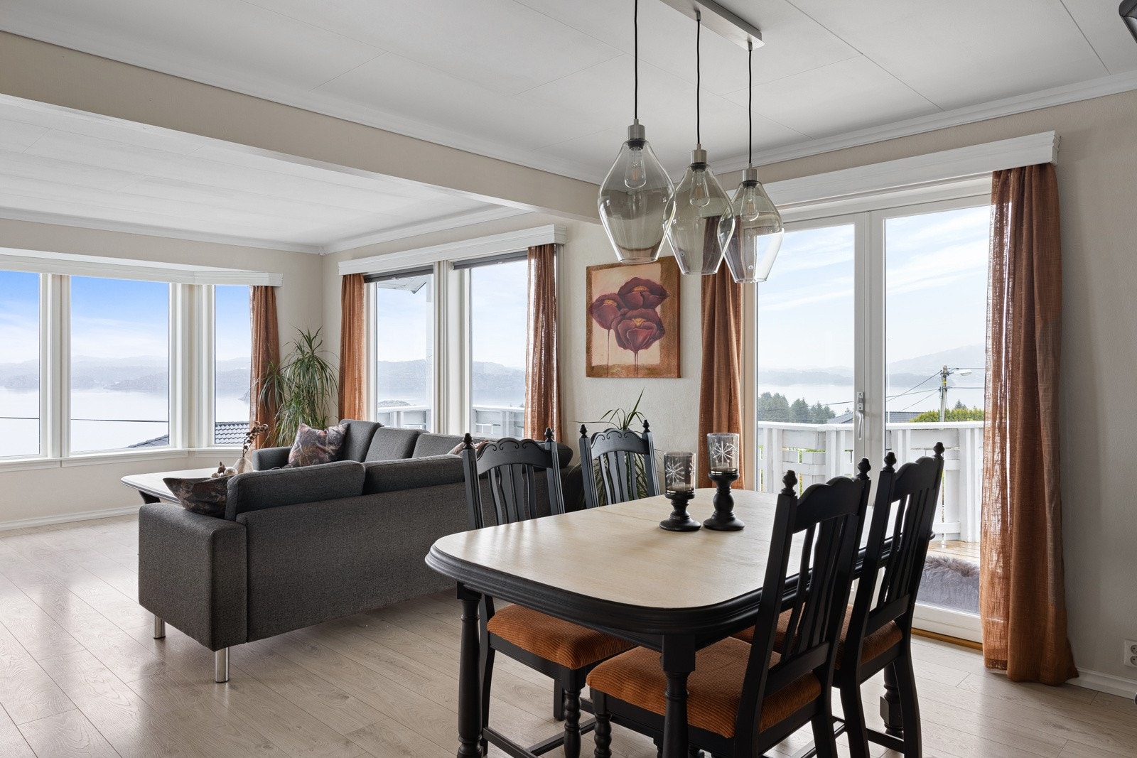 Utgang til terrasse med morgen- og formiddagssol fra stuen Galleribilde