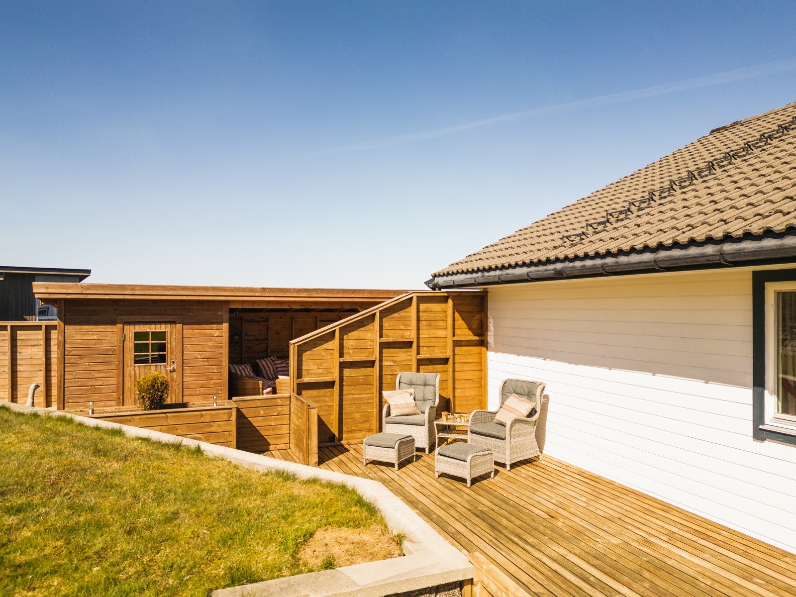 Terrasse på bakside av hus med sol på dag, ettermiddag og kveld Galleribilde